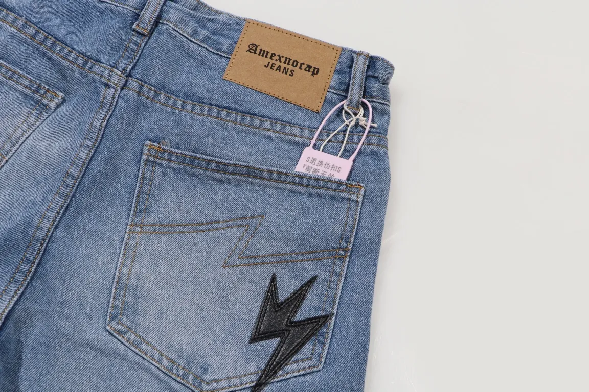 [Premium] Style number: SD 011 [New] Amexnocap｜Lightning Cow Leather High Street Style Washed Jeans Use vintage Levis jeans as the base plate to create, and usually add their own unique patchwork embellishments. This is what doubles the value of these vintage jeans, because the base plate is vintage jeans, and the jeans themselves have become very soft and comfortable after years of baptism. This can be distinguished from ordinary jeans. Regarding sizes, you should also refer to the pants data. Color: Blue white leather Blue black leather Blue pink leather Size: M L