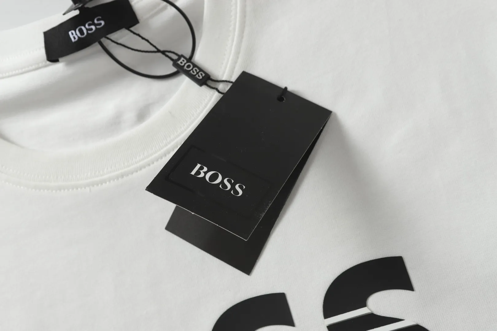Boss 2025 New Arrival tee 1×1 ， Same Style logo ， ， oxs 。 ：Black，White。 Size：xs-L