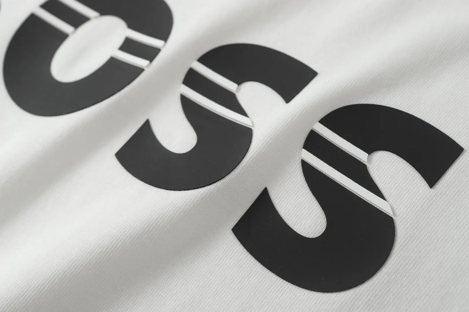 Boss 2025 New Arrival tee 1×1 ， Same Style logo ， ， oxs 。 ：Black，White。 Size：xs-L