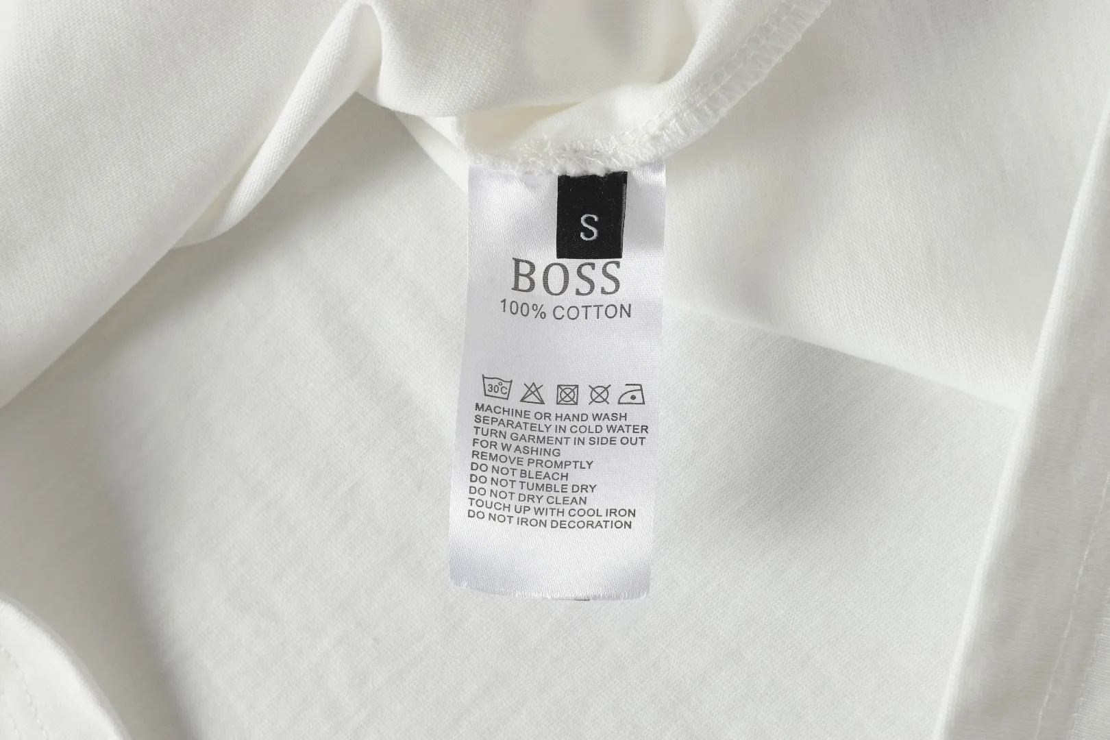 Boss 2025 New Arrival tee 1×1 ， Same Style logo ， ， oxs 。 ：Black，White。 Size：xs-L