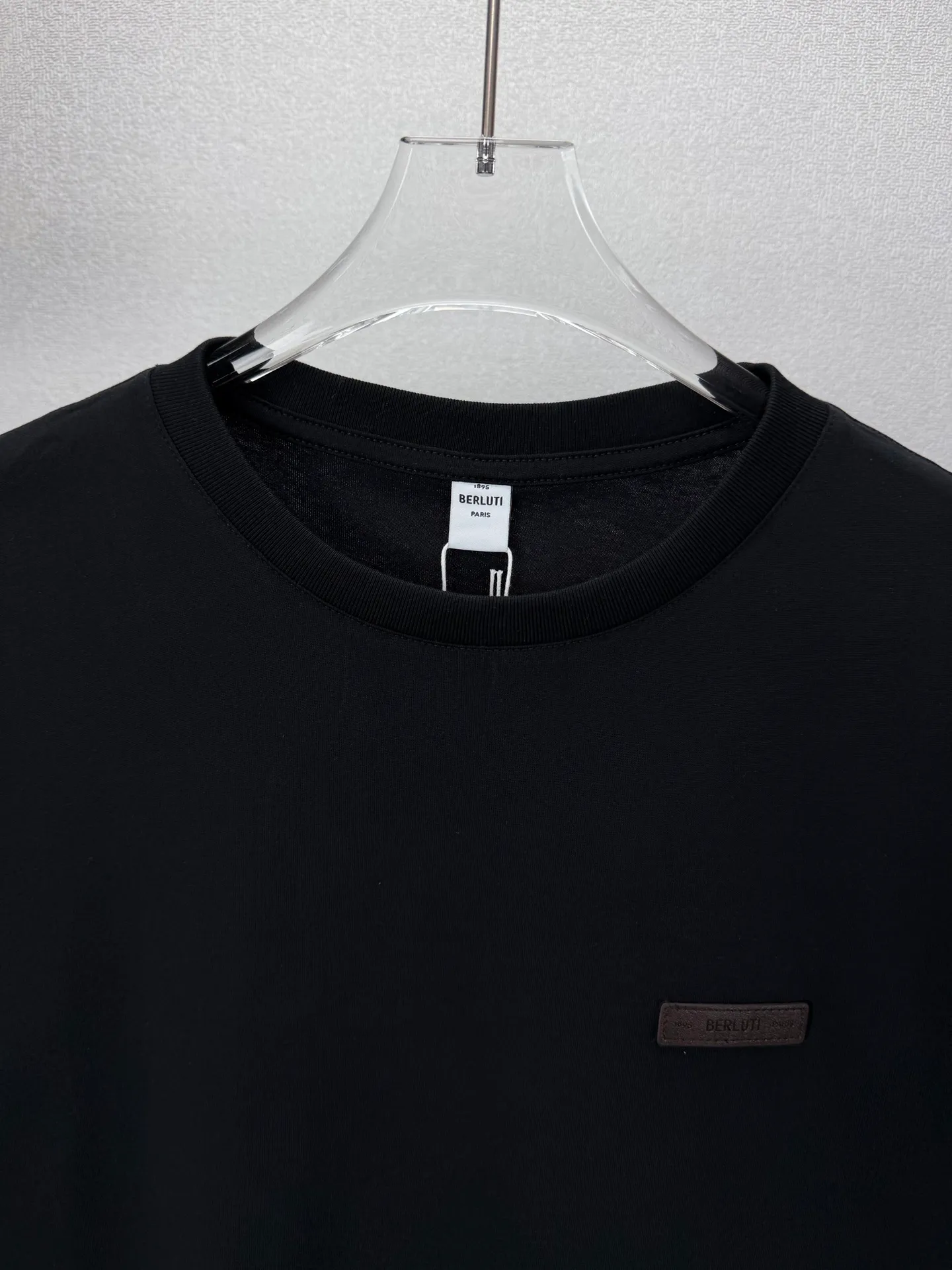 (Top version) BERLUTI 2026 New Arrival chest embroidery 🪡 Leather brand couple style short-sleeved T-shirt High version High version Original fabric Digital direct printing technology Internet celebrity Same Style High version High Quality😘😘 The fabric is made of weight double yarn pure cotton fabric. It feels super comfortable, fashionable and individual. Super Versatile. A good-looking T-shirt. Very suitable for both men and women. A must-have for everyone. Packaging and tag Collar label washed wheat complete 👍 Color: Black, White Size: S-XL