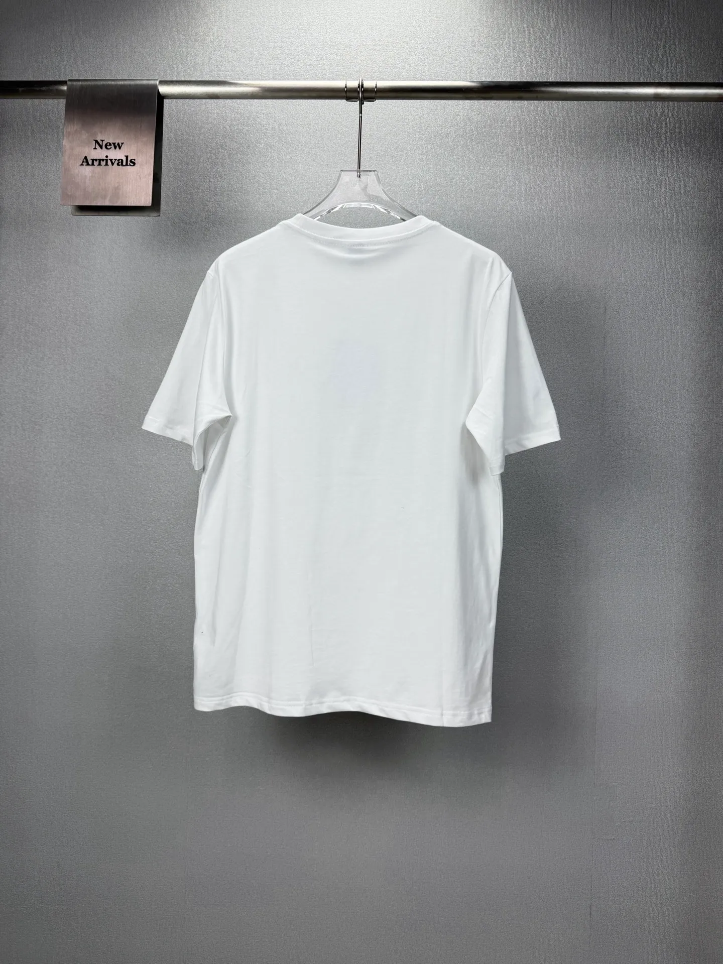(Top version) BERLUTI 2026 New Arrival chest embroidery 🪡 Leather brand couple style short-sleeved T-shirt High version High version Original fabric Digital direct printing technology Internet celebrity Same Style High version High Quality😘😘 The fabric is made of weight double yarn pure cotton fabric. It feels super comfortable, fashionable and individual. Super Versatile. A good-looking T-shirt. Very suitable for both men and women. A must-have for everyone. Packaging and tag Collar label washed wheat complete 👍 Color: Black, White Size: S-XL