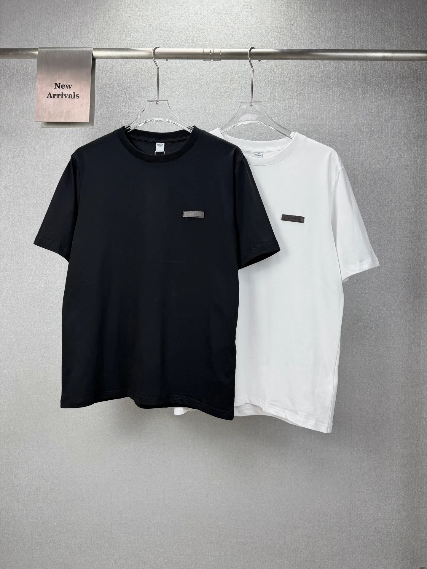 (Top version) BERLUTI 2026 New Arrival chest embroidery 🪡 Leather brand couple style short-sleeved T-shirt High version High version Original fabric Digital direct printing technology Internet celebrity Same Style High version High Quality😘😘 The fabric is made of weight double yarn pure cotton fabric. It feels super comfortable, fashionable and individual. Super Versatile. A good-looking T-shirt. Very suitable for both men and women. A must-have for everyone. Packaging and tag Collar label washed wheat complete 👍 Color: Black, White Size: S-XL