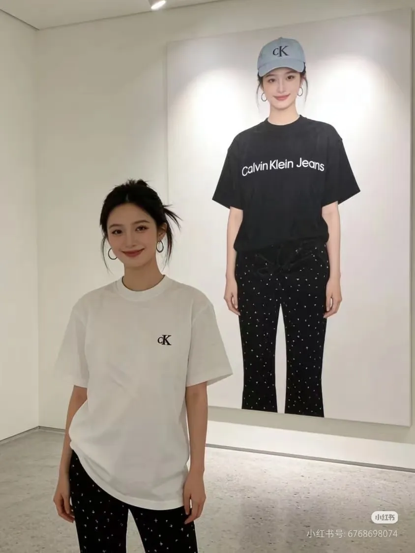 85 ：G Calvin Klein CKNew Arrival + T 【 Hot Sale｜ Same Style｜ + 】 1️⃣ 26 ， 、Breathable ，Oversize ， ！ 2️⃣ Classic + "Calvin Klein Jeans" ， ， ， / ， ， 3️⃣ Quality 3 12 ， 1:1 ， ， 、 、 ：White Black Same Style Size：S M L XL ⚠️ Size ： ， ， 3cm