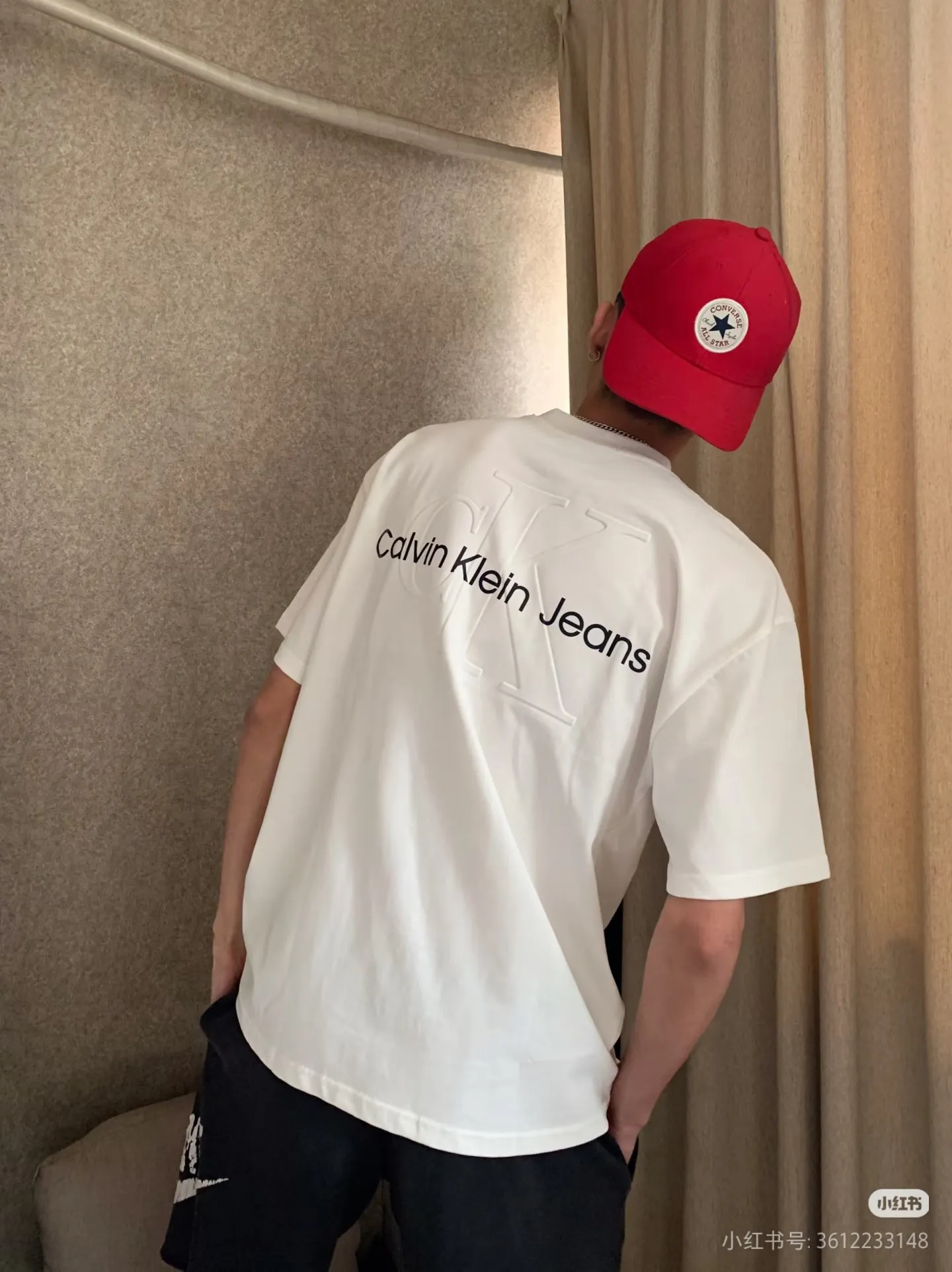 85 ：G Calvin Klein CKNew Arrival + T 【 Hot Sale｜ Same Style｜ + 】 1️⃣ 26 ， 、Breathable ，Oversize ， ！ 2️⃣ Classic + "Calvin Klein Jeans" ， ， ， / ， ， 3️⃣ Quality 3 12 ， 1:1 ， ， 、 、 ：White Black Same Style Size：S M L XL ⚠️ Size ： ， ， 3cm