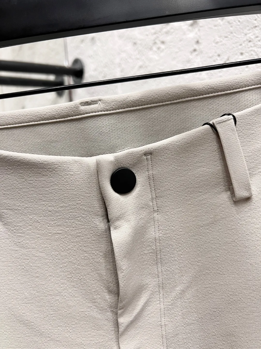 #D Descente quick-drying, small-wrinkle, water-repellent sports and casual trousers, 91% nylon + 9% spandex, nylon redefines the comfortable sports experience with real materials. The innovative fabric has the triple properties of scratch-proof, micro-elastic and breathable: anti-scratch Wear-Resistant, which can deal with daily scratches without stress; micro-elastic blessing, which allows you to stretch freely when bending and squatting; the Breathable structure accelerates air circulation, and sweat and moisture are instantly evaporated, saying goodbye to stuffiness and stickiness. The neat straight cut flatters the shape of the legs, and the high-elastic waistband fits the waist and abdomen without being tight, making it comfortable to walk, sit or lie down. Whether commuting at work, exploring outdoors, or relaxing at home, it can be perfectly adapted. It integrates technology and practicality into every inch of fabric, allowing comfort and style to go side by side, making every step light and calm. Color: Black/Cloud White Size: M-3XL