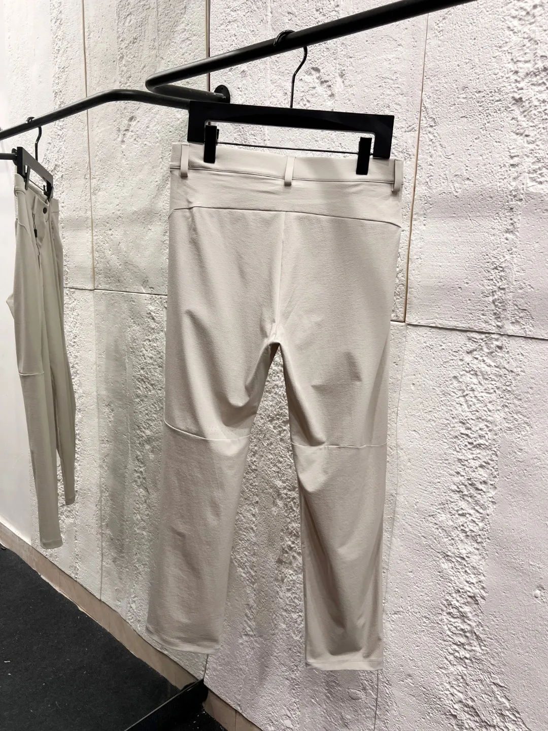 #D Descente quick-drying, small-wrinkle, water-repellent sports and casual trousers, 91% nylon + 9% spandex, nylon redefines the comfortable sports experience with real materials. The innovative fabric has the triple properties of scratch-proof, micro-elastic and breathable: anti-scratch Wear-Resistant, which can deal with daily scratches without stress; micro-elastic blessing, which allows you to stretch freely when bending and squatting; the Breathable structure accelerates air circulation, and sweat and moisture are instantly evaporated, saying goodbye to stuffiness and stickiness. The neat straight cut flatters the shape of the legs, and the high-elastic waistband fits the waist and abdomen without being tight, making it comfortable to walk, sit or lie down. Whether commuting at work, exploring outdoors, or relaxing at home, it can be perfectly adapted. It integrates technology and practicality into every inch of fabric, allowing comfort and style to go side by side, making every step light and calm. Color: Black/Cloud White Size: M-3XL