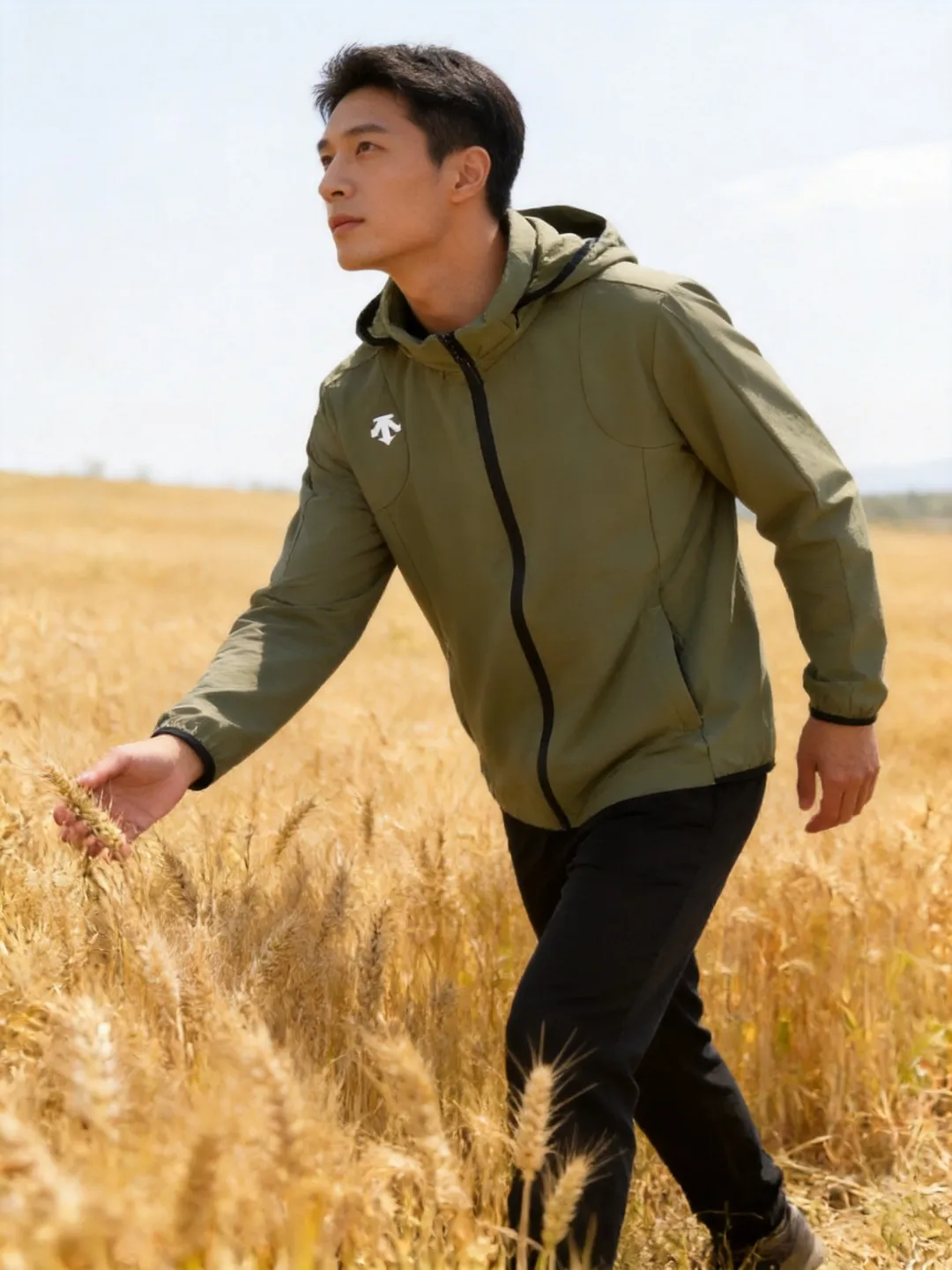 𝐃𝐄𝐒𝐂𝐄𝐍𝐓𝐄Descente TRAINING Series early autumn hooded jacket [hat can be stored] The fabric is made of original Disange mountaineering cloth, 80% nylon + 20% spandex golden ratio, slightly elastic and comfortable, stiff and anti-wrinkle. The thin design is lightweight and breathable, and the fit is comfortable and tolerant. Versatile is practical and can be worn easily whether commuting in the city or light outdoor adventures, creating a relaxed and comfortable daily life! Color: Elegant black/dark green/phantom purple/core gray Size: M-3XL [175-140 pounds wear L]