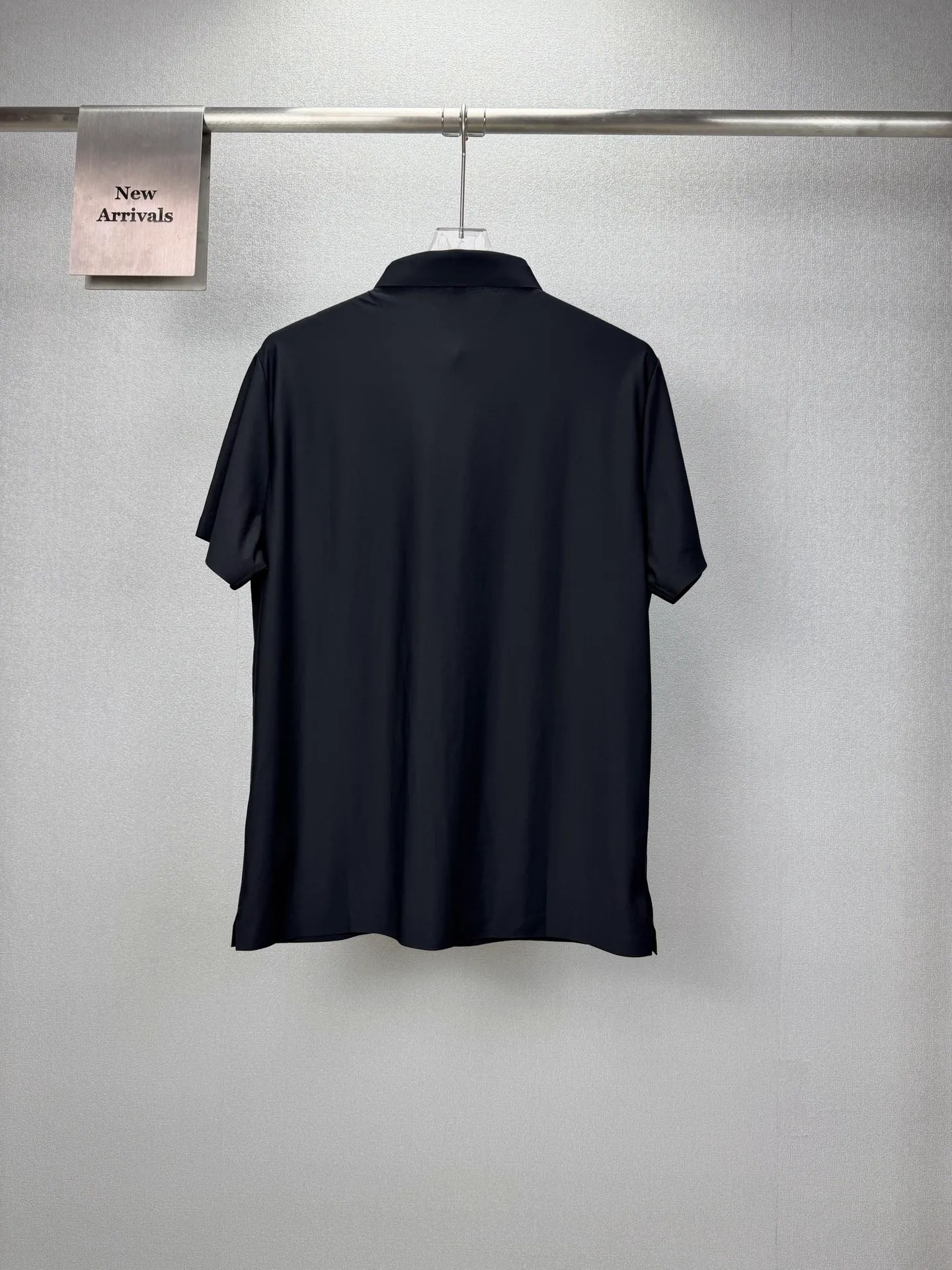 Descente 2026 New Arrival Classic printed logo couple style lapel short-sleeved Polo high version high version original fabric digital direct printing technology Internet celebrity Same Style high version high quality😘😘 The fabric is made of technological quick-drying material, super comfortable to the touch, fashionable and personalized, super Versatile, a good-looking Polo, very suitable for both men and women, a must-have style, packaging, tag, collar label, washed wheat, complete👍 Color: Black Size: S-6XL