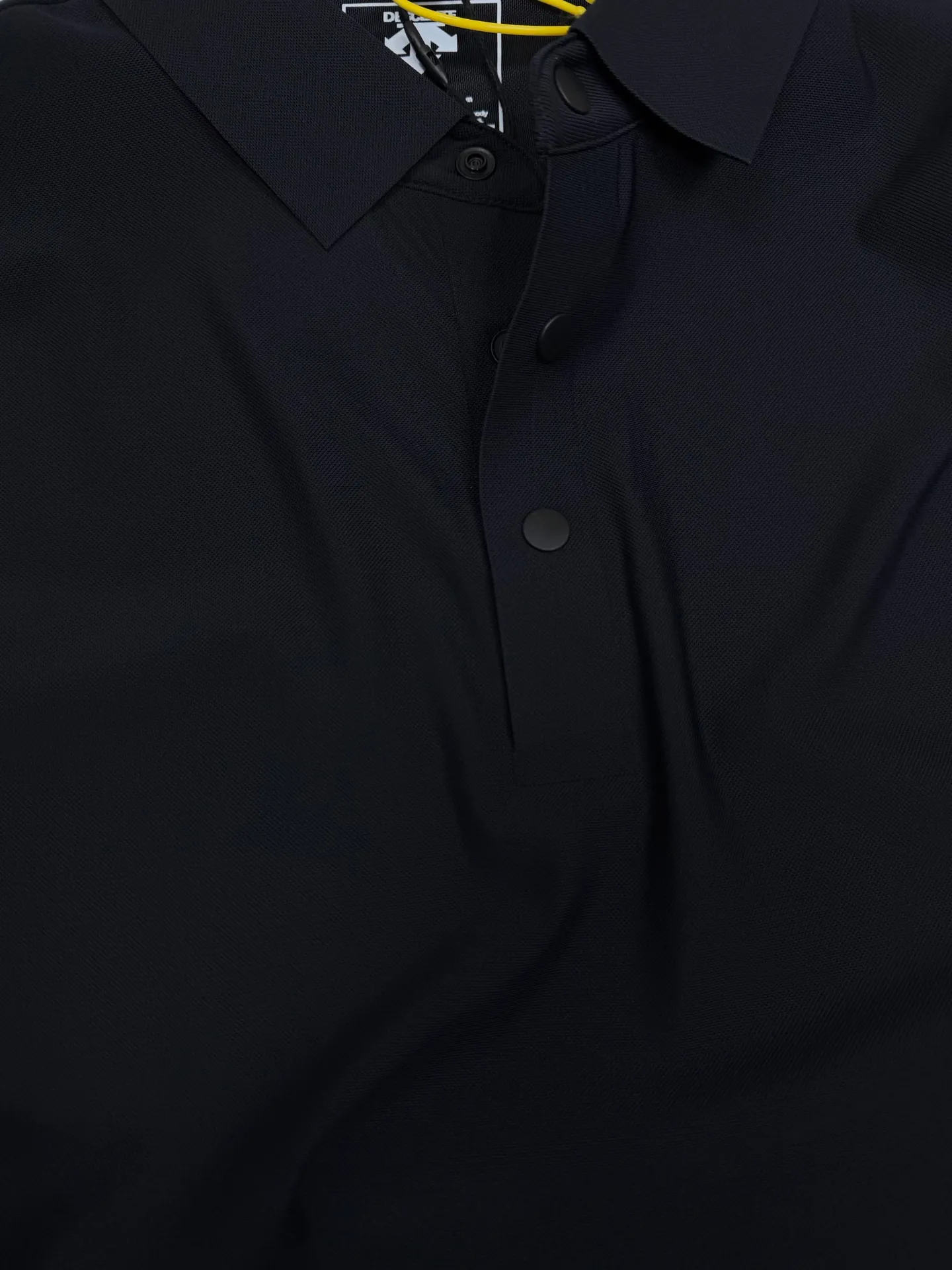 Descente 2026 New Arrival Classic printed logo couple style lapel short-sleeved Polo high version high version original fabric digital direct printing technology Internet celebrity Same Style high version high quality😘😘 The fabric is made of technological quick-drying material, super comfortable to the touch, fashionable and personalized, super Versatile, a good-looking Polo, very suitable for both men and women, a must-have style, packaging, tag, collar label, washed wheat, complete👍 Color: Black Size: S-6XL