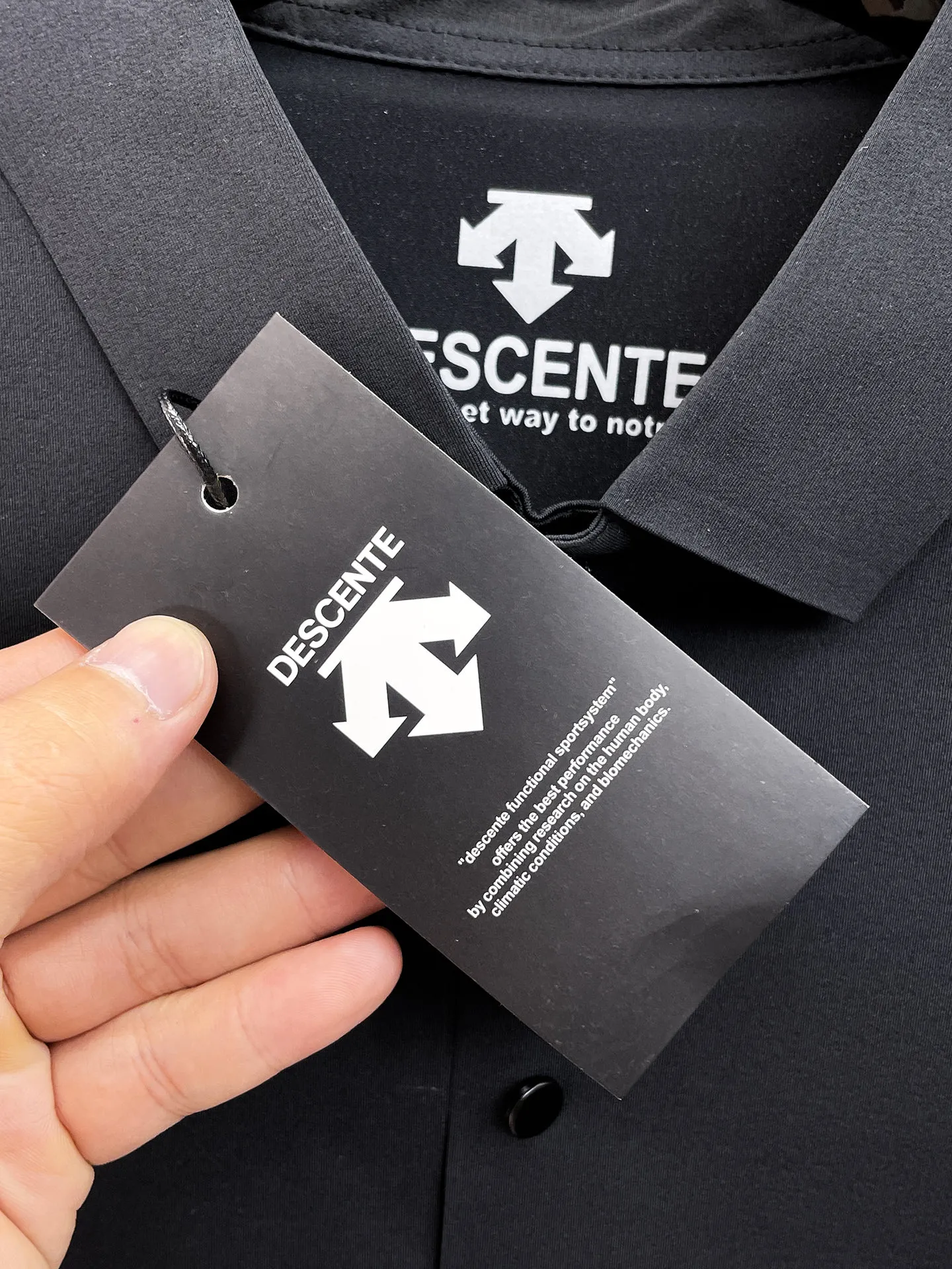 Descente 2026ss summer New Arrival letter logo men's lapel Polo shirt! Classic business men's style, Premium men's ceiling-level business men's style! Simple and fashionable yet elegant, it looks great when worn alone, and you can wear it with your eyes closed as you control quality/details. It is low-key, luxurious and connotative! The custom-woven 100% mesh pique cotton fabric is carefully made. The surface of the fabric is evenly arranged with a neat mesh texture. It has excellent breathability and heat dissipation and perspiration. The upper body comfort is completely better than ordinary single-sided jersey tissue! The Classic brand LOGO on the chest is made with top-notch craftsmanship. The LOGO is three-dimensional, clear and full, and has extraordinary texture. Whether it is worn inside or on its own, it is a product in the Classic field! The exquisite cutting technology, every detail is handled very standard and delicately, which cannot be compared with other low-low products on the market. The basic Versatile Polo shirt is recommended for men! Color: Multiple colors Size: M-3xl