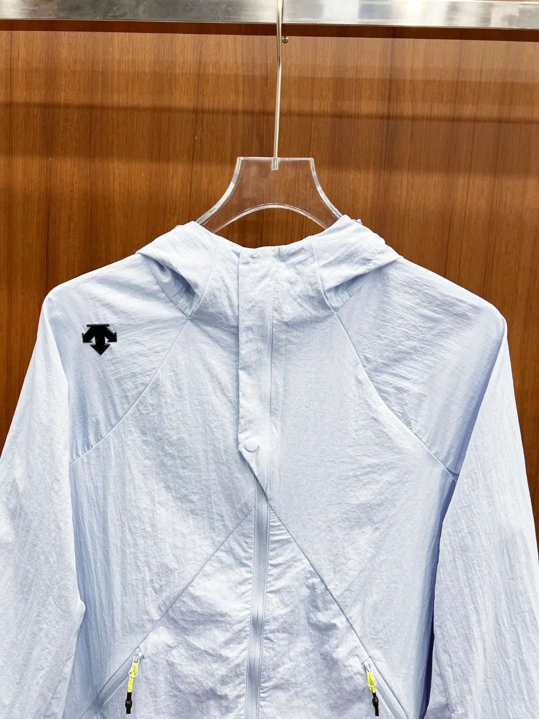 DESCENTE BLANCALLTERRAI outdoor men's and women's sun protection clothing, 100% nylon fabric is made of cutting-edge technology fabrics, UPF 70+ effectively blocks ultraviolet rays, is light and breathable and does not make you sweat. The nylon fiber itself has a high absorption rate of ultraviolet rays, and has the characteristics of being light, wear-resistant and quick-drying, allowing you to enjoy cool protection during outdoor sports. The slim cut and simple design make it easy to control whether you are hiking in the mountains, roaming in the city, or vacationing at the beach, achieving a fashionable and functional style. No fear of the scorching sun, no fear of challenges. Descente will protect every inch of your sunshine. Color: rock gray/ice blue/shell pink/milk white/roland purple Size: M-3XL
