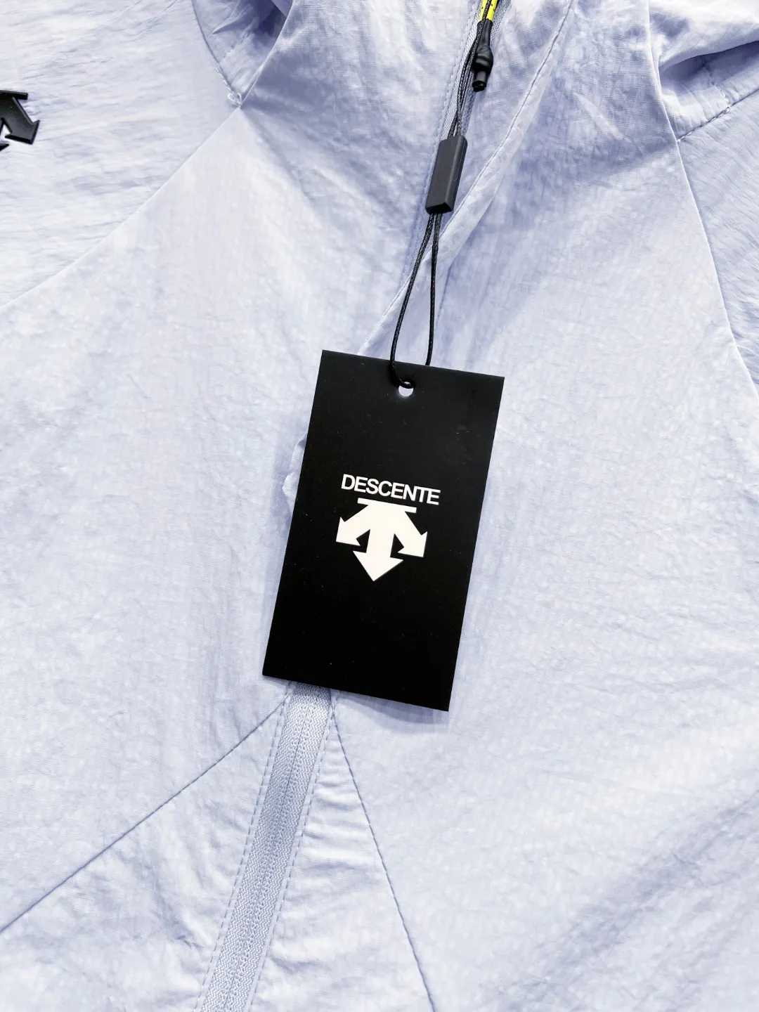 DESCENTE BLANCALLTERRAI outdoor men's and women's sun protection clothing, 100% nylon fabric is made of cutting-edge technology fabrics, UPF 70+ effectively blocks ultraviolet rays, is light and breathable and does not make you sweat. The nylon fiber itself has a high absorption rate of ultraviolet rays, and has the characteristics of being light, wear-resistant and quick-drying, allowing you to enjoy cool protection during outdoor sports. The slim cut and simple design make it easy to control whether you are hiking in the mountains, roaming in the city, or vacationing at the beach, achieving a fashionable and functional style. No fear of the scorching sun, no fear of challenges. Descente will protect every inch of your sunshine. Color: rock gray/ice blue/shell pink/milk white/roland purple Size: M-3XL
