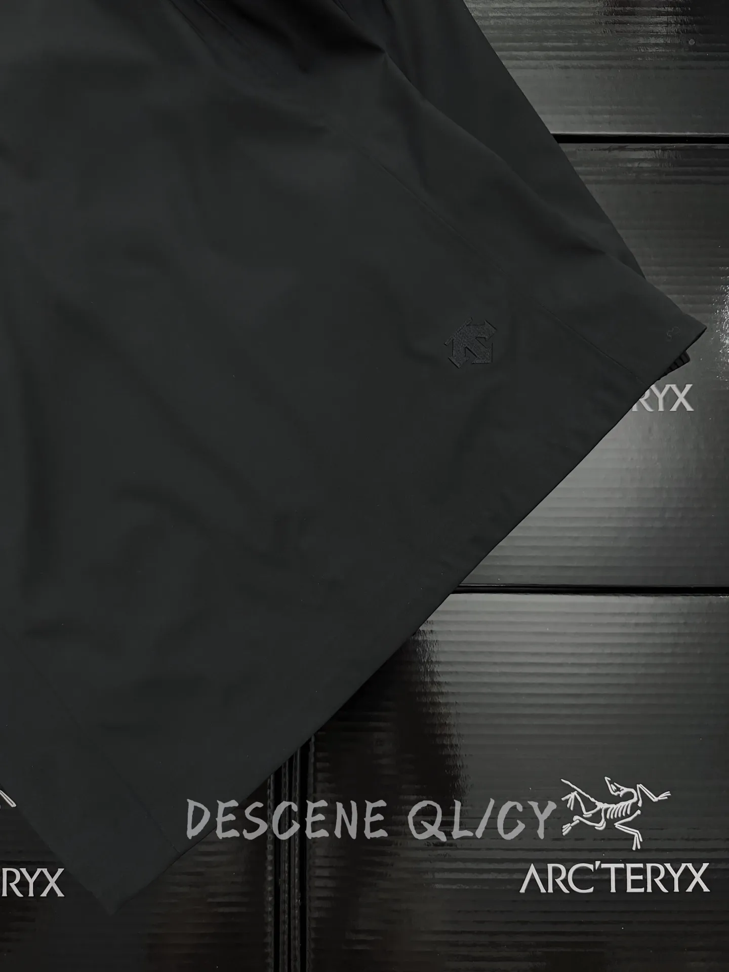 Style No. B 19 Exclusive Quality Check the watermark DESCENTE Dualis Urban Commuting Men's Woven Jacket Men's Fabric: Made of original one-to-one nylon fabric and twill woven fabric. High elasticity, good drape, breathable, and water-repellent. Auxiliary materials: Original dismantling and development, one-to-one customized small labels, collar labels, washing, tags, hardware, etc. Craftsmanship: The original version is decomposed, and the cutting, splicing, and sewing processes are exactly one-to-one. The lining of the waistband is made of high-elastic rubber technology, which makes it straight and flat with a little rebound, making it comfortable to wear and not restrictive. The brand LOGO is integrated with a steel stamping die. Color: Black ivory