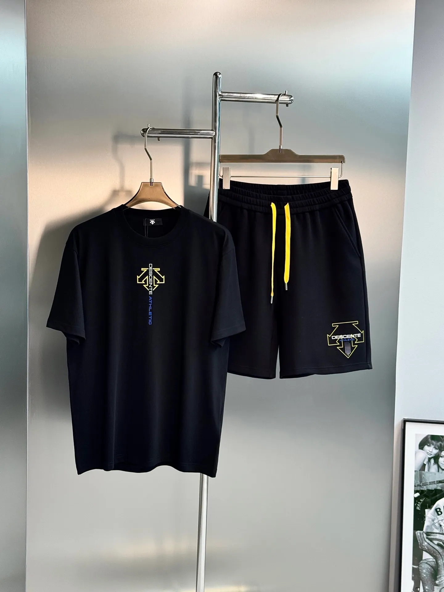 Clothes 170 Shorts 190 ⚜ Descente Summer Sports Suit❤️Same Style for Men and Women! Contains short-sleeved T-shirt + 5-point sports shorts, simple design and super Versatile! The T-shirt has the brand logo on the chest, and the backup Descente brand logo shows off the design. The comfortable cotton fabric is Breathable and comfortable, and it is OK for daily or sports. The shorts have elastic waist + contrasting drawstring, and there is also the Descente logo in the lower left corner. The comfortable cotton is Breathable and durable, and it is super refreshing to wear in summer🍊The overall style is simple and practical, suitable for sports and leisure, and can easily cope with various occasions! Color: Black.White. T-shirt European size: Xs-L (175/140 pounds recommended S) Shorts Sizes: M-3XL (175/140 pounds recommended L)