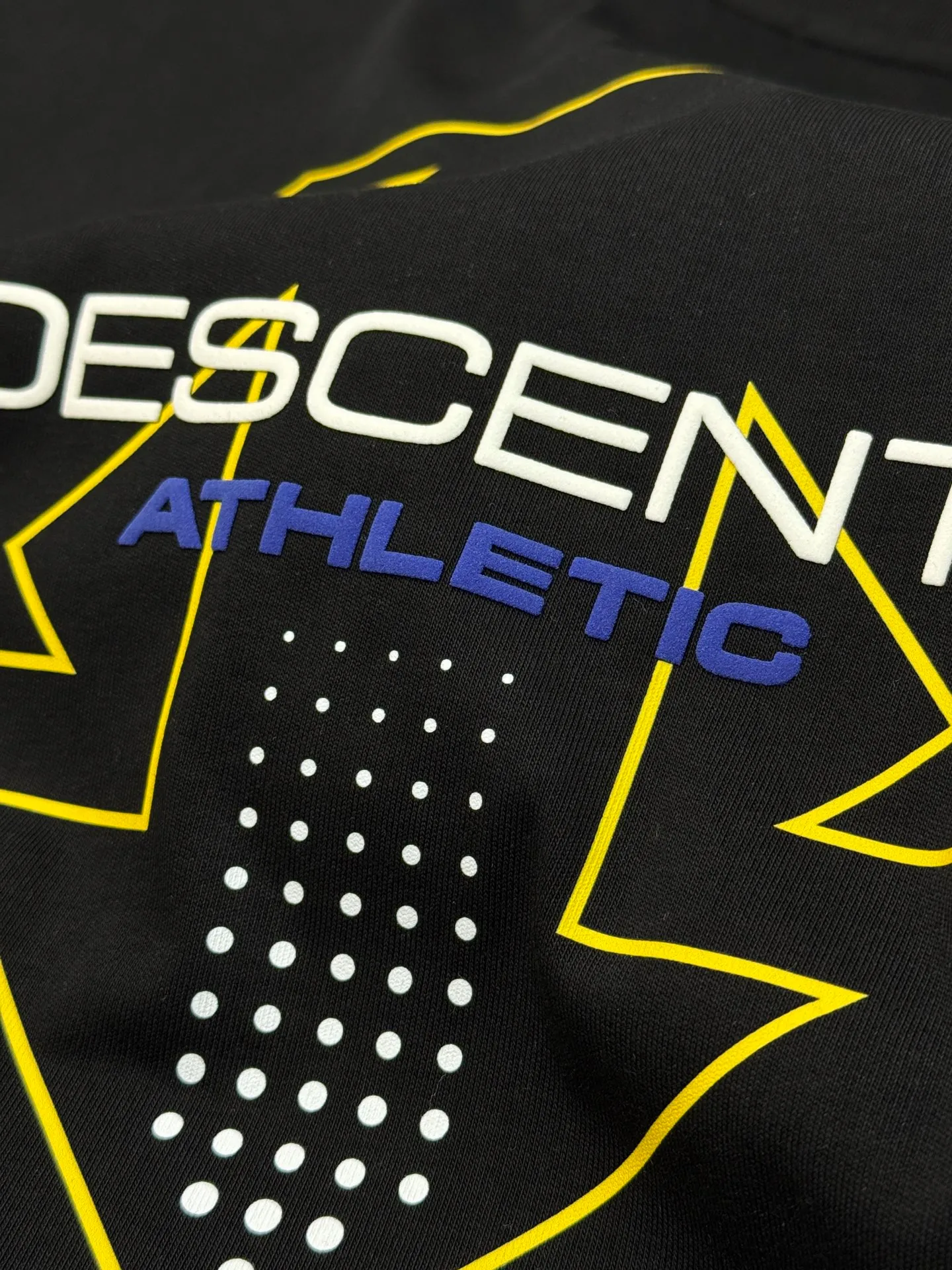 Clothes 170 Shorts 190 ⚜ Descente Summer Sports Suit❤️Same Style for Men and Women! Contains short-sleeved T-shirt + 5-point sports shorts, simple design and super Versatile! The T-shirt has the brand logo on the chest, and the backup Descente brand logo shows off the design. The comfortable cotton fabric is Breathable and comfortable, and it is OK for daily or sports. The shorts have elastic waist + contrasting drawstring, and there is also the Descente logo in the lower left corner. The comfortable cotton is Breathable and durable, and it is super refreshing to wear in summer🍊The overall style is simple and practical, suitable for sports and leisure, and can easily cope with various occasions! Color: Black.White. T-shirt European size: Xs-L (175/140 pounds recommended S) Shorts Sizes: M-3XL (175/140 pounds recommended L)