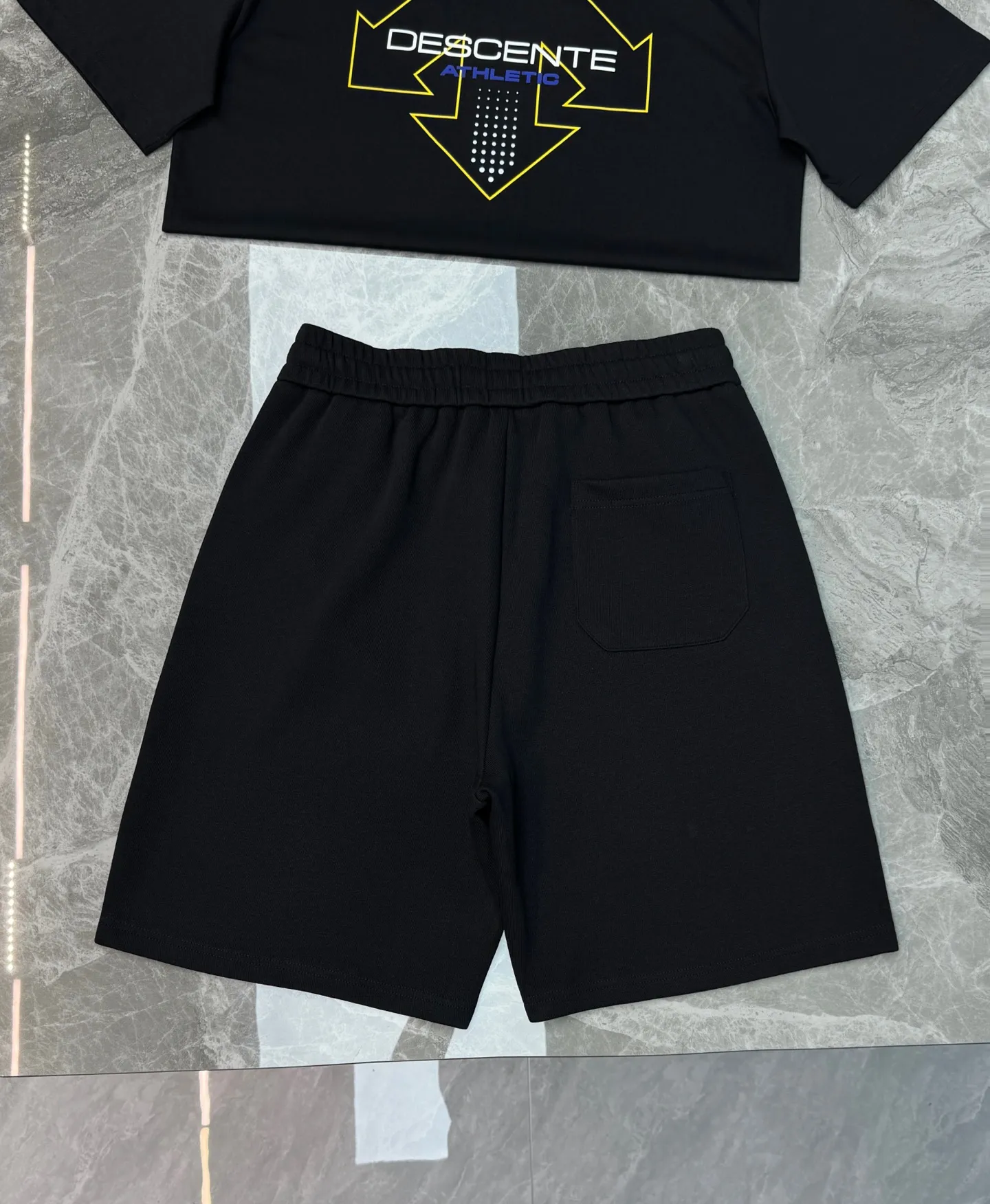 Clothes 170 Shorts 190 ⚜ Descente Summer Sports Suit❤️Same Style for Men and Women! Contains short-sleeved T-shirt + 5-point sports shorts, simple design and super Versatile! The T-shirt has the brand logo on the chest, and the backup Descente brand logo shows off the design. The comfortable cotton fabric is Breathable and comfortable, and it is OK for daily or sports. The shorts have elastic waist + contrasting drawstring, and there is also the Descente logo in the lower left corner. The comfortable cotton is Breathable and durable, and it is super refreshing to wear in summer🍊The overall style is simple and practical, suitable for sports and leisure, and can easily cope with various occasions! Color: Black.White. T-shirt European size: Xs-L (175/140 pounds recommended S) Shorts Sizes: M-3XL (175/140 pounds recommended L)