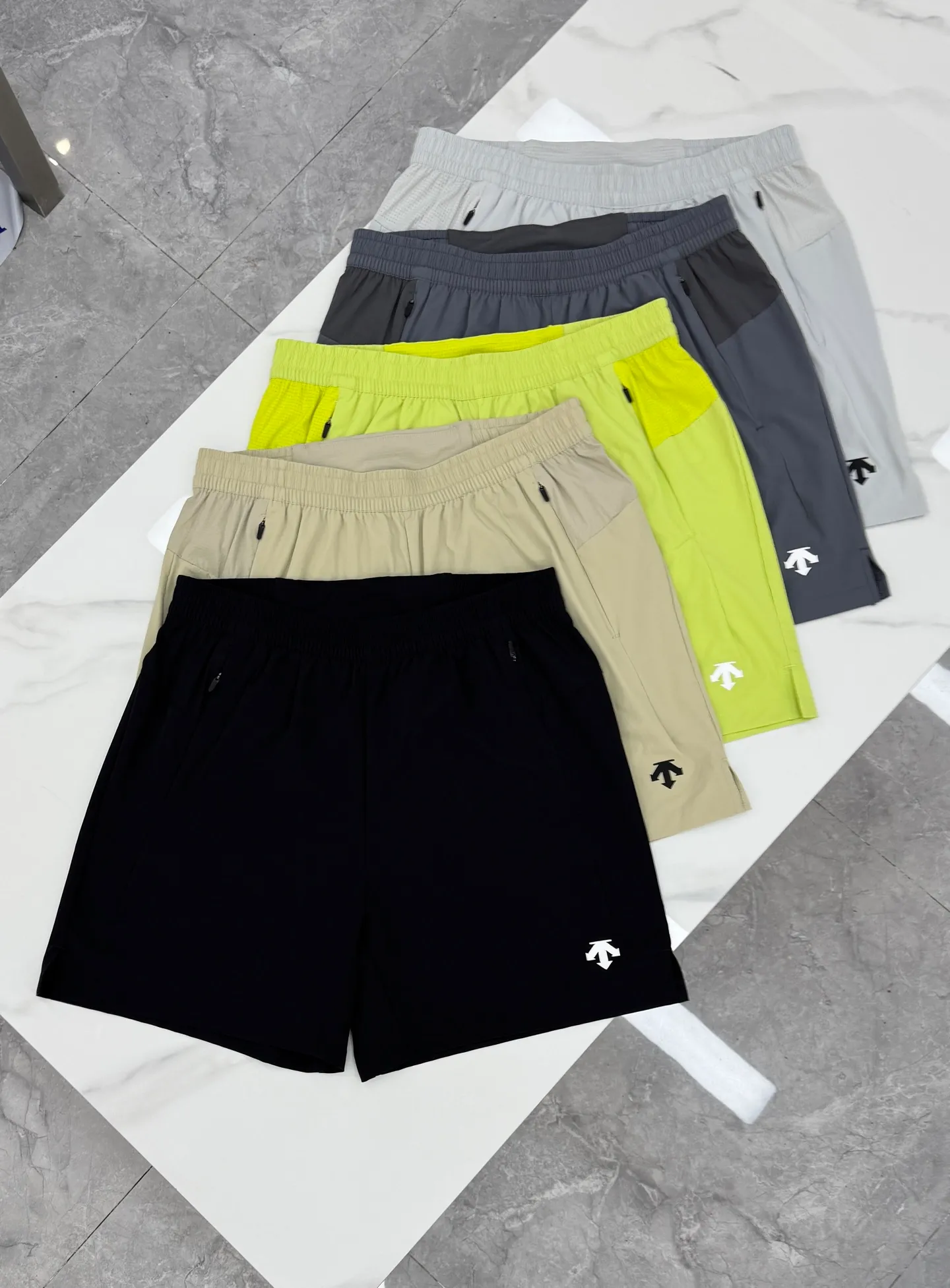 ⚜️DESCENTE New Arrival sports quick-drying shorts. Can be matched with suits❤️Made of 7A grade antibacterial stretch fabric, breathable and quick-drying, suitable for high-intensity sports scenes such as running and fitness. Four-quarter pants design, dark gray color simple Versatile, the Descente logo arrow logo on the side is very recognizable. The elastic waistband is comfortable to wear, and the back waist is designed with hidden pockets. Multifunctional choice. The tailoring fits the human body, and the movement is flexible and not restrictive. The fabric absorbs sweat and dries quickly. It is suitable for summer training or daily leisure. It is both sporty and fashionable, and can be easily switched to various occasions. Color: Black. Khaki. Dark Gray. Lemon Yellow. Light Gray. Sizes: M-3XL (L is recommended for 175/140 pounds)