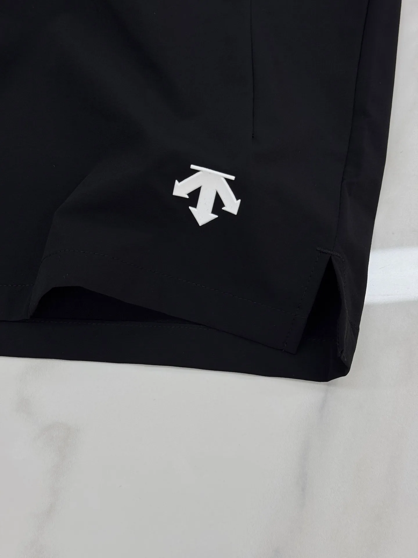 ⚜️DESCENTE New Arrival sports quick-drying shorts. Can be matched with suits❤️Made of 7A grade antibacterial stretch fabric, breathable and quick-drying, suitable for high-intensity sports scenes such as running and fitness. Four-quarter pants design, dark gray color simple Versatile, the Descente logo arrow logo on the side is very recognizable. The elastic waistband is comfortable to wear, and the back waist is designed with hidden pockets. Multifunctional choice. The tailoring fits the human body, and the movement is flexible and not restrictive. The fabric absorbs sweat and dries quickly. It is suitable for summer training or daily leisure. It is both sporty and fashionable, and can be easily switched to various occasions. Color: Black. Khaki. Dark Gray. Lemon Yellow. Light Gray. Sizes: M-3XL (L is recommended for 175/140 pounds)