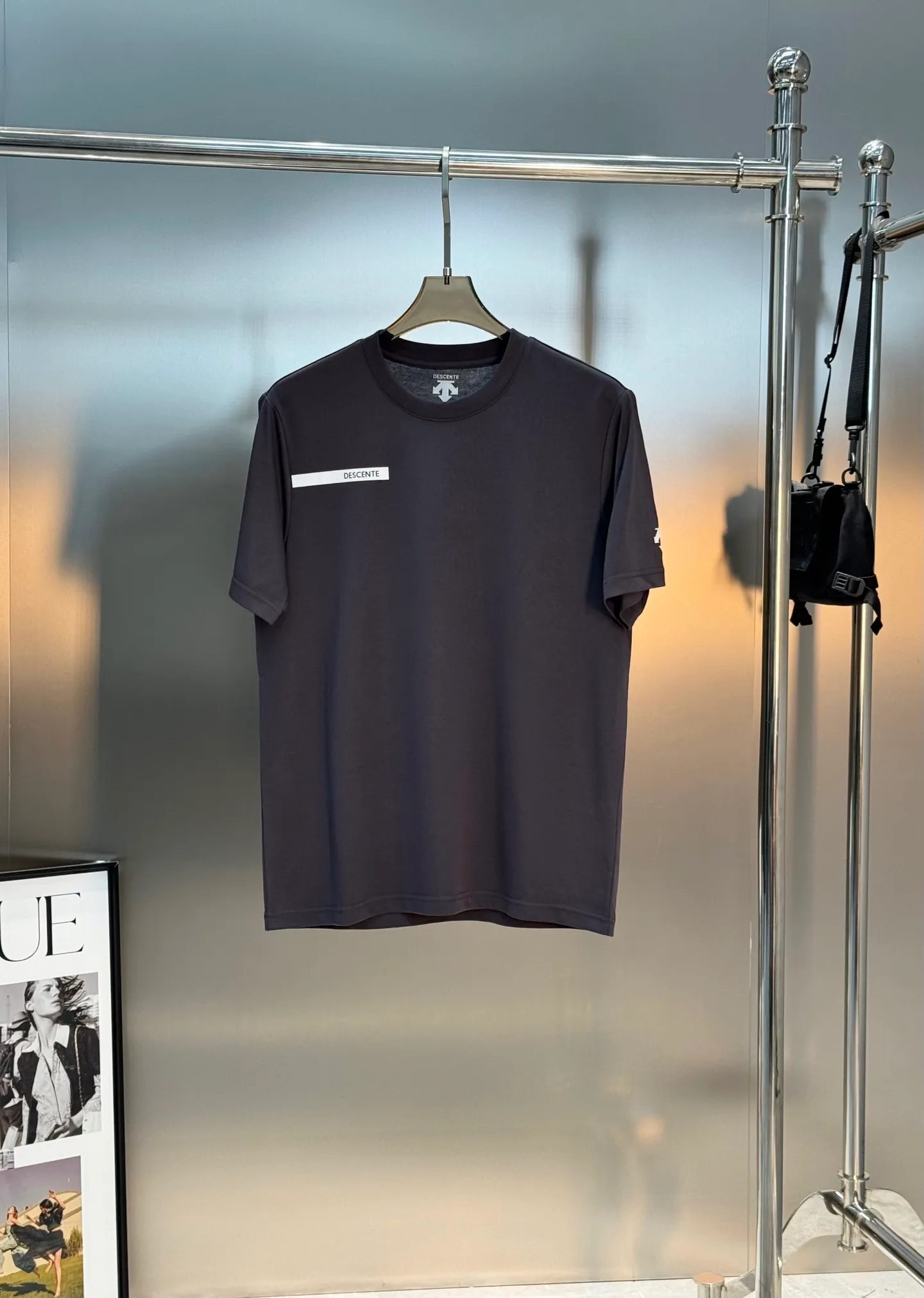 165 ⚜️DESCENT*Desante’s new T-shirt. Solid color recommended! Classic logo on the chest. Customized original silicone three-dimensional design on the cuffs. Simple and high-end. The fabric texture is extremely comfortable and breathable. It is unforgettable! Customized high-quality g-count cotton fabric. Comfortable and soft. Cool and drapey! Color: Black.White.Gray.Sizes: M-3XL fit ❗️ (S and 4XL.5XL can be customized) 175/140 catties recommended L