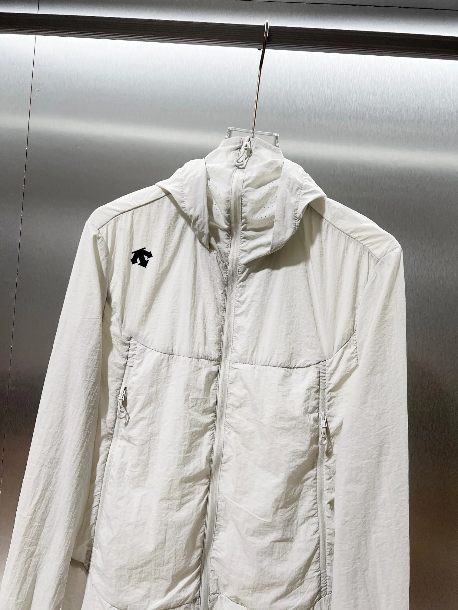 DESCENTE*Desante Classic Logo exquisite thick plate glue printing Original yarn technology blocks UV %98 hooded windbreaker sun protection jacket ✅Boutique top quality craftsmanship‼ Complete three standards ●Material 100% cotton ●Ultra-thin raw yarn ●Printing process ●Normal version ●Size: XL XXL XXXL 4XL