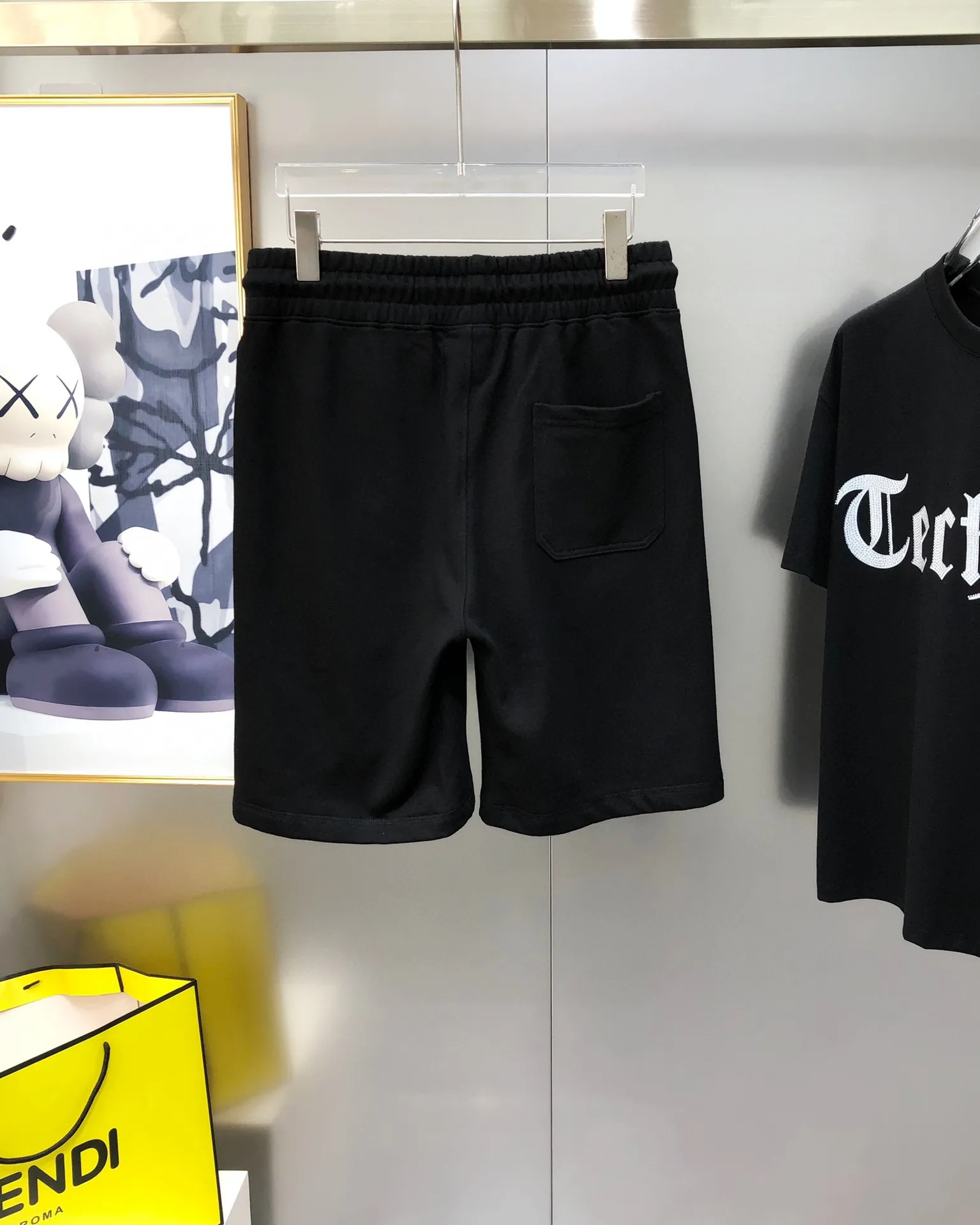 Descente New Arrival Original men's casual shorts, the latest release on the official website of the counter, Premium Quality, simple, fashionable and elegant, customized original imported 100% cotton fabric, simple and elegant Versatile style, elegant and handsome upper body, giving you a new sense of sight! The details are all in place, no one is picky about the upper body, and you must pay for your own money. Size: S-XL (the maximum size can be worn is about 185 pounds, please state your height and weight when placing an order) Black Gray