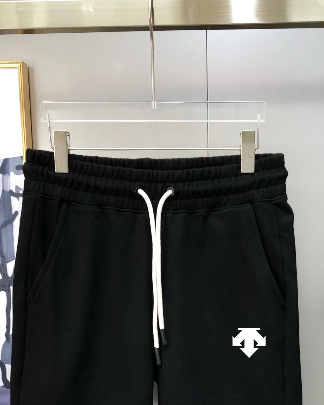 Descente New Arrival Original men's casual shorts, the latest release on the official website of the counter, Premium Quality, simple, fashionable and elegant, customized original imported 100% cotton fabric, simple and elegant Versatile style, elegant and handsome upper body, giving you a new sense of sight! The details are all in place, no one is picky about the upper body, and you must pay for your own money. Size: S-XL (the maximum size can be worn is about 185 pounds, please state your height and weight when placing an order) Black Gray