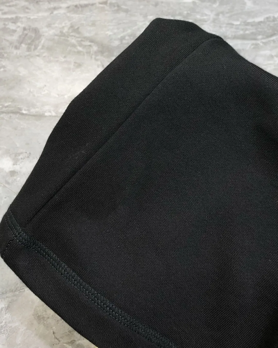 Descente New Arrival Original men's casual shorts, the latest release on the official website of the counter, Premium Quality, simple, fashionable and elegant, customized original imported 100% cotton fabric, simple and elegant Versatile style, elegant and handsome upper body, giving you a new sense of sight! The details are all in place, no one is picky about the upper body, and you must pay for your own money. Size: S-XL (the maximum size can be worn is about 185 pounds, please state your height and weight when placing an order) Black Gray