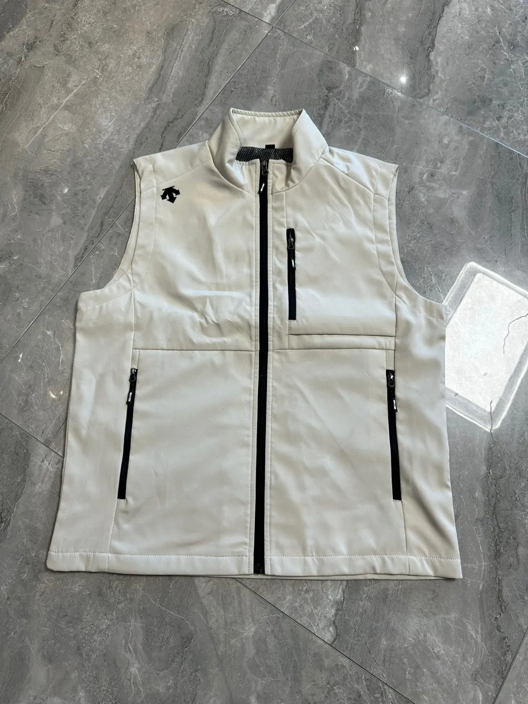 DESCENTE/Desante Autumn outdoor sports and leisure soft shell stand-up collar vest color: Black Cream White Size: L It doesn’t matter who you choose, it can be worn by both men and women, and it looks great as a couple costume! The most popular jacket in the world! Super functional! No Regret Series! Suitable for urban outdoor use, daily wear for self-driving outings, and can be used by both men and women! The fabric of this softshell jacket is windproof and water-repellent, highly Wear-Resistant and Breathable. Its simple cut can be layered with other light clothing, and its patchwork design ensures freedom of movement. Can be used by people with various needs! Versatile is perfect for daily sports and leisure! Premium atmosphere! The love that no amount of gorgeous words can express ~