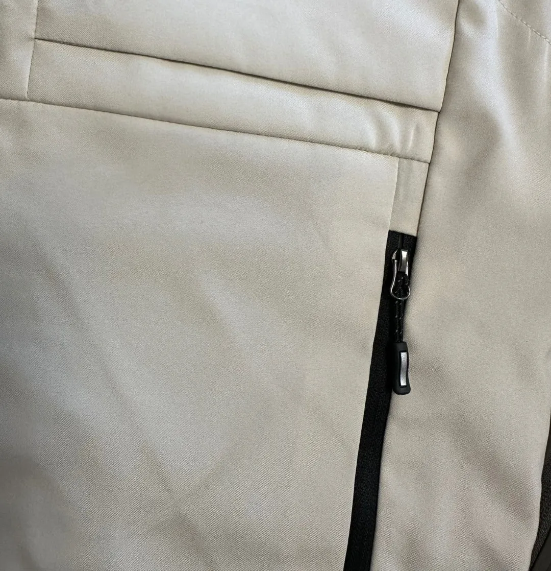 DESCENTE/Desante Autumn outdoor sports and leisure soft shell stand-up collar vest color: Black Cream White Size: L It doesn’t matter who you choose, it can be worn by both men and women, and it looks great as a couple costume! The most popular jacket in the world! Super functional! No Regret Series! Suitable for urban outdoor use, daily wear for self-driving outings, and can be used by both men and women! The fabric of this softshell jacket is windproof and water-repellent, highly Wear-Resistant and Breathable. Its simple cut can be layered with other light clothing, and its patchwork design ensures freedom of movement. Can be used by people with various needs! Versatile is perfect for daily sports and leisure! Premium atmosphere! The love that no amount of gorgeous words can express ~