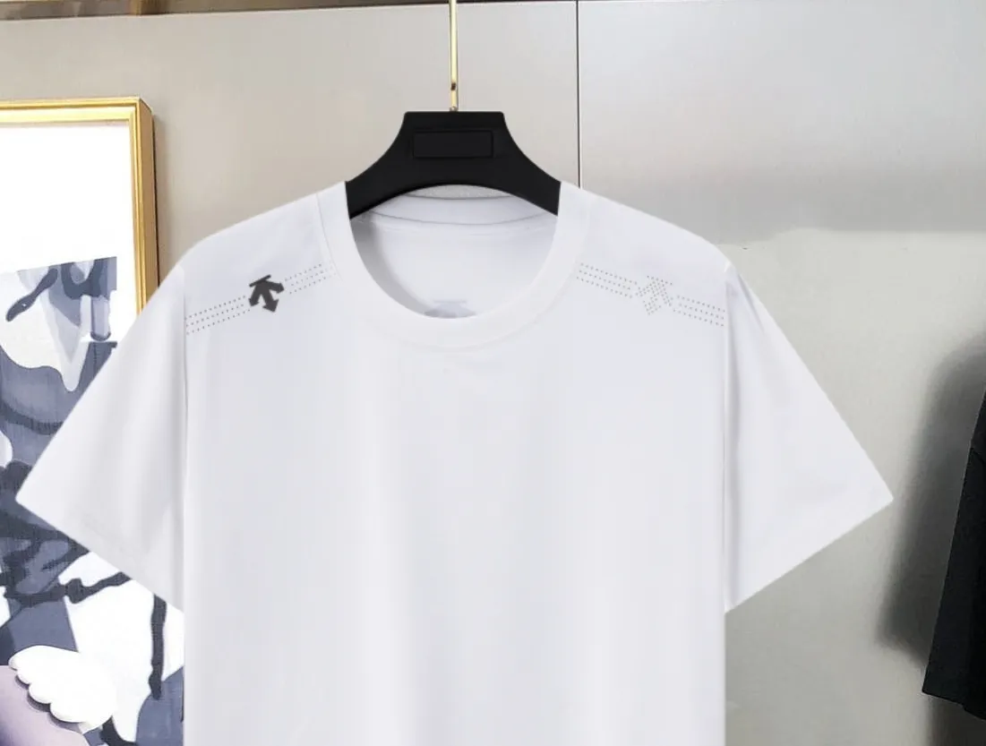Ds/Descente 26 spring and summer new products! Ice silk cool moisture-absorbing and quick-drying elastic sports short-sleeved T-shirt! Excellent condition! The shopkeeper highly recommends! Watch online store synchronization! 86% nylon + 14% spandex! The fabric feels fresh, smooth and Breathable! Contact coolness! High bomb! Comfortable and smooth on the upper body! Breathable moisture wicking! Say goodbye to summer clinginess! Three-dimensional cutting technology! Perfect body modification! Look thinner! No matter the style or fabric, you don’t have to choose! A must-have for daily commuting, outdoor sports, cycling, running and climbing! It’s really great! You won’t regret it if you buy it! Don’t miss it if you like it! Color: Black White Gray Sizes L-5XL
