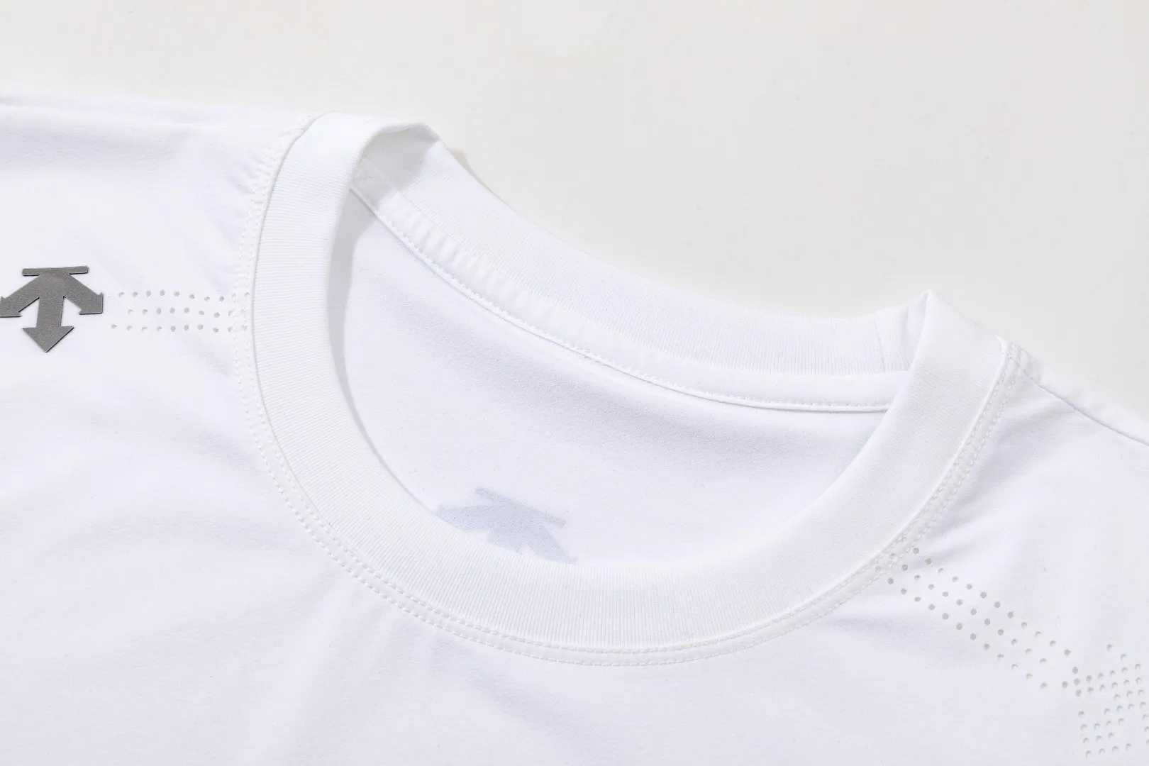 Ds/Descente 26 spring and summer new products! Ice silk cool moisture-absorbing and quick-drying elastic sports short-sleeved T-shirt! Excellent condition! The shopkeeper highly recommends! Watch online store synchronization! 86% nylon + 14% spandex! The fabric feels fresh, smooth and Breathable! Contact coolness! High bomb! Comfortable and smooth on the upper body! Breathable moisture wicking! Say goodbye to summer clinginess! Three-dimensional cutting technology! Perfect body modification! Look thinner! No matter the style or fabric, you don’t have to choose! A must-have for daily commuting, outdoor sports, cycling, running and climbing! It’s really great! You won’t regret it if you buy it! Don’t miss it if you like it! Color: Black White Gray Sizes L-5XL