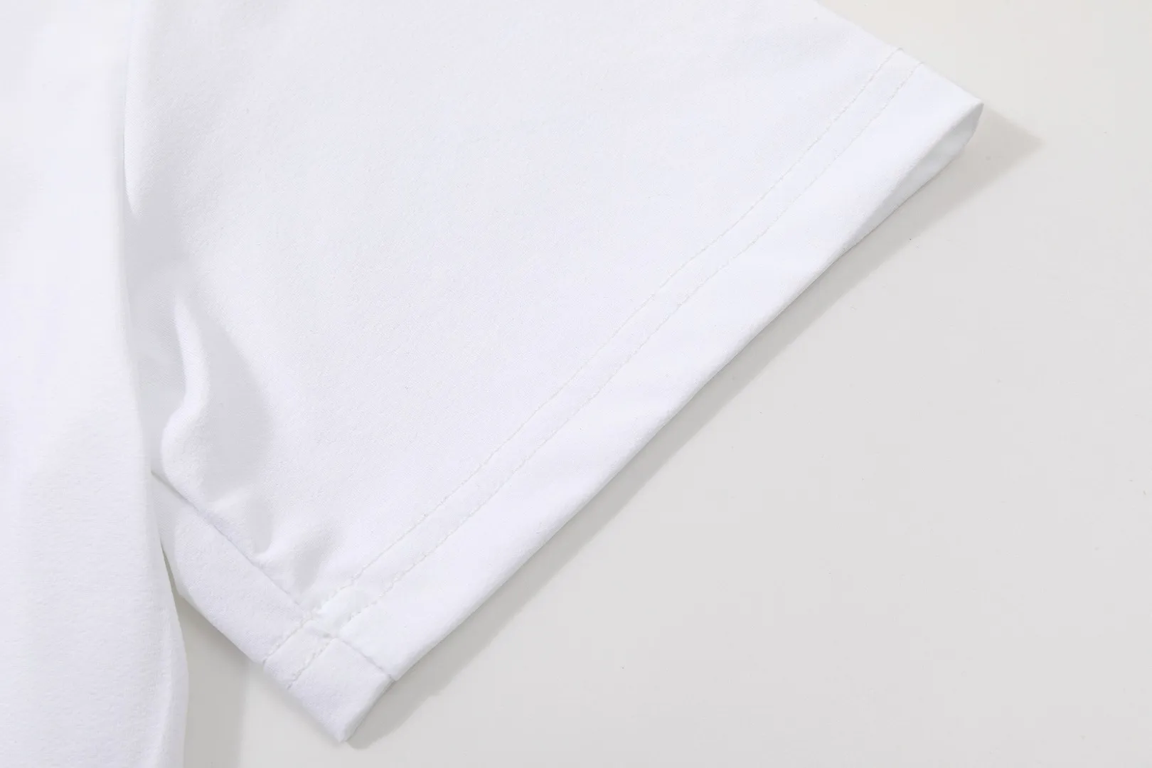 Ds/Descente 26 spring and summer new products! Ice silk cool moisture-absorbing and quick-drying elastic sports short-sleeved T-shirt! Excellent condition! The shopkeeper highly recommends! Watch online store synchronization! 86% nylon + 14% spandex! The fabric feels fresh, smooth and Breathable! Contact coolness! High bomb! Comfortable and smooth on the upper body! Breathable moisture wicking! Say goodbye to summer clinginess! Three-dimensional cutting technology! Perfect body modification! Look thinner! No matter the style or fabric, you don’t have to choose! A must-have for daily commuting, outdoor sports, cycling, running and climbing! It’s really great! You won’t regret it if you buy it! Don’t miss it if you like it! Color: Black White Gray Sizes L-5XL