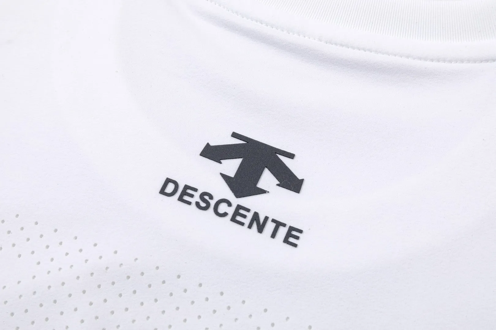 Ds/Descente 26 spring and summer new products! Ice silk cool moisture-absorbing and quick-drying elastic sports short-sleeved T-shirt! Excellent condition! The shopkeeper highly recommends! Watch online store synchronization! 86% nylon + 14% spandex! The fabric feels fresh, smooth and Breathable! Contact coolness! High bomb! Comfortable and smooth on the upper body! Breathable moisture wicking! Say goodbye to summer clinginess! Three-dimensional cutting technology! Perfect body modification! Look thinner! No matter the style or fabric, you don’t have to choose! A must-have for daily commuting, outdoor sports, cycling, running and climbing! It’s really great! You won’t regret it if you buy it! Don’t miss it if you like it! Color: Black White Gray Sizes L-5XL