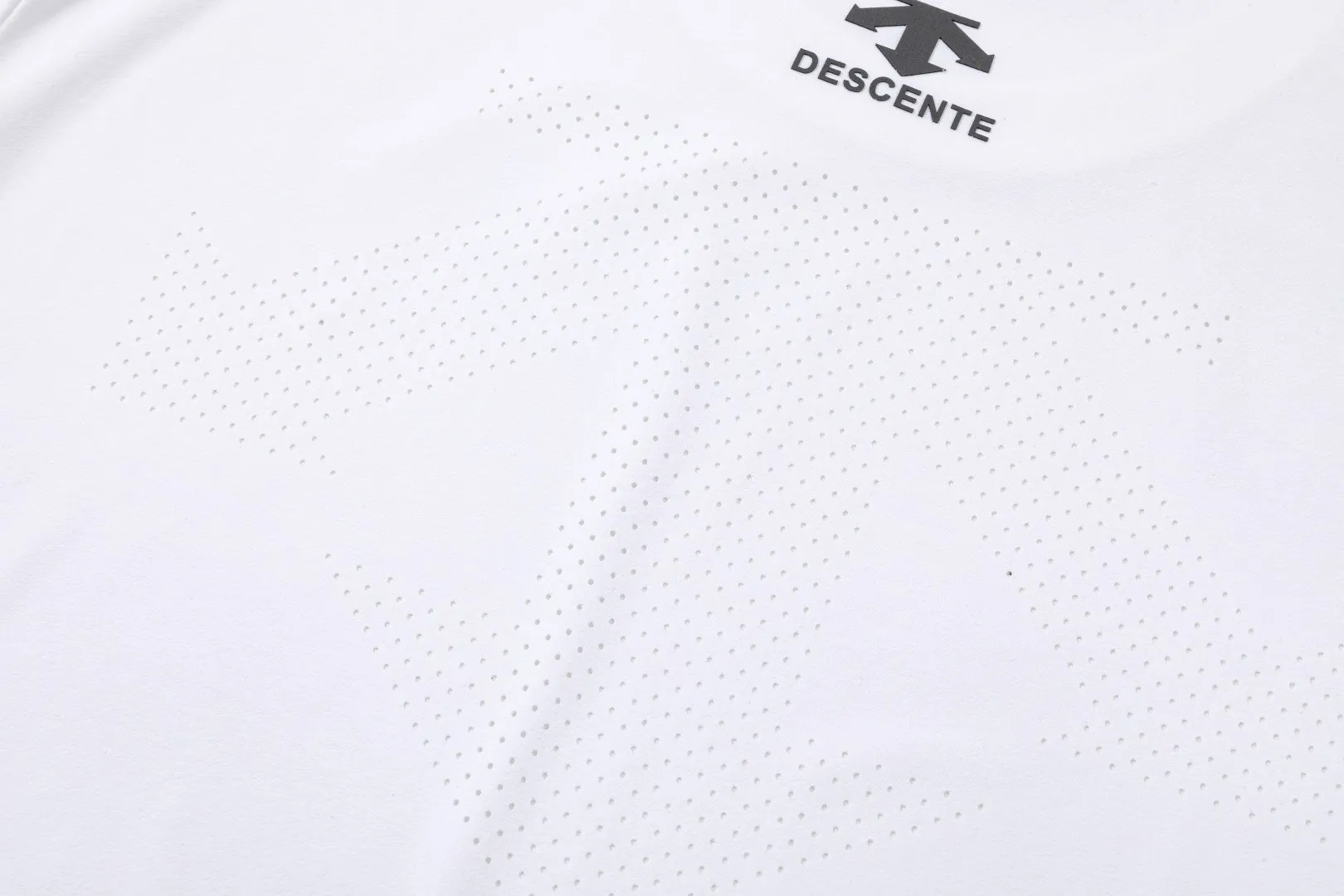 Ds/Descente 26 spring and summer new products! Ice silk cool moisture-absorbing and quick-drying elastic sports short-sleeved T-shirt! Excellent condition! The shopkeeper highly recommends! Watch online store synchronization! 86% nylon + 14% spandex! The fabric feels fresh, smooth and Breathable! Contact coolness! High bomb! Comfortable and smooth on the upper body! Breathable moisture wicking! Say goodbye to summer clinginess! Three-dimensional cutting technology! Perfect body modification! Look thinner! No matter the style or fabric, you don’t have to choose! A must-have for daily commuting, outdoor sports, cycling, running and climbing! It’s really great! You won’t regret it if you buy it! Don’t miss it if you like it! Color: Black White Gray Sizes L-5XL