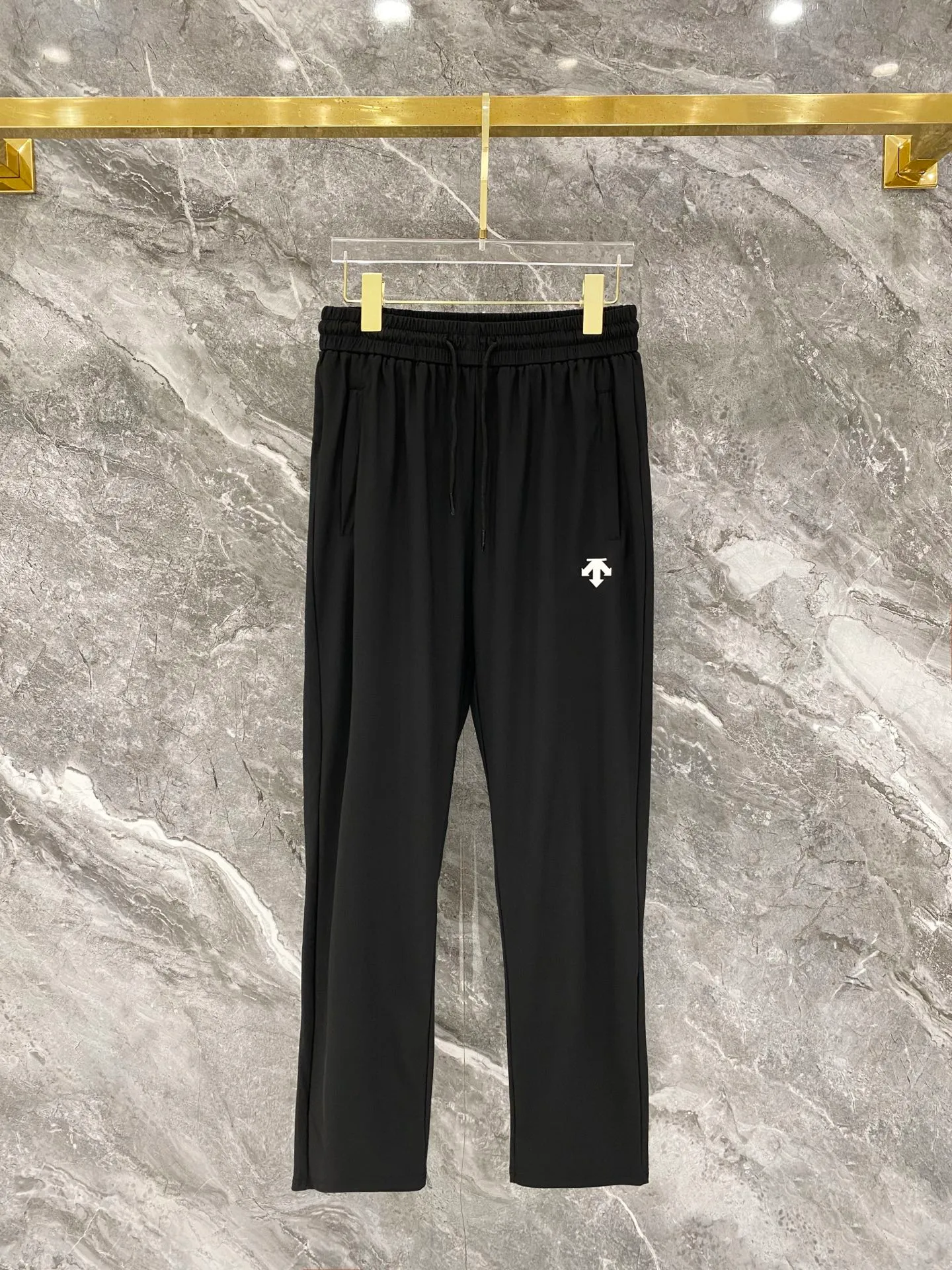 Descente woven casual trousers counter summer New Arrival men's casual sports quick-drying trousers official sync! Keileshi Men's Shrunk High Quality Casual Pants! This brand is the most popular brand at the moment. Woven Breathable stretch fabric! The highest quality casual pants this season. You can tell from the details of the fabric. The fabric is breathable and comfortable, has good drape and is breathable without being close to the body! Very comfortable! Sizes:XL-5XL