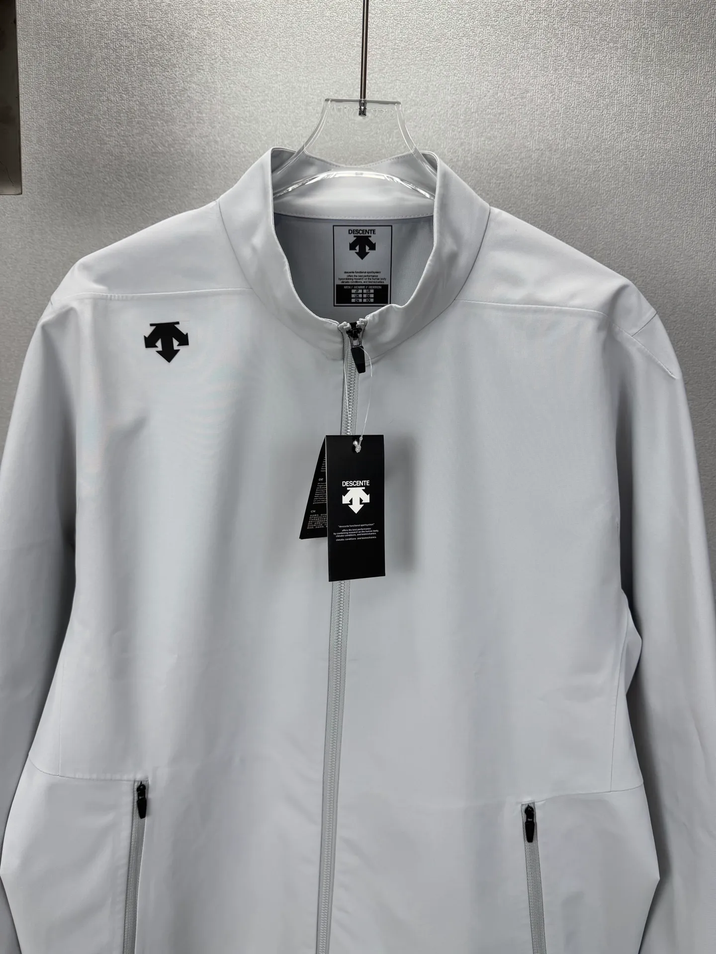 Descente 2026 New Arrival Classic Couple's Waterproof Stand Collar Zipper Jacket with Printed Logo High Version High Version The fabric is made of polyester fiber composite waterproof fabric Internet celebrity Same Style High Version High Quality😘😘 The fabric is waterproof, Wear-Resistant, light, breathable, waterproof, wind-resistant, very comfortable to the touch, fashionable and individual, super Versatile, a good-looking jacket, very suitable for both men and women, a must-have for everyone Packaging Hang tag collar label washed wheat complete 👍 Color: Black, Light Gray Size: M-4XL