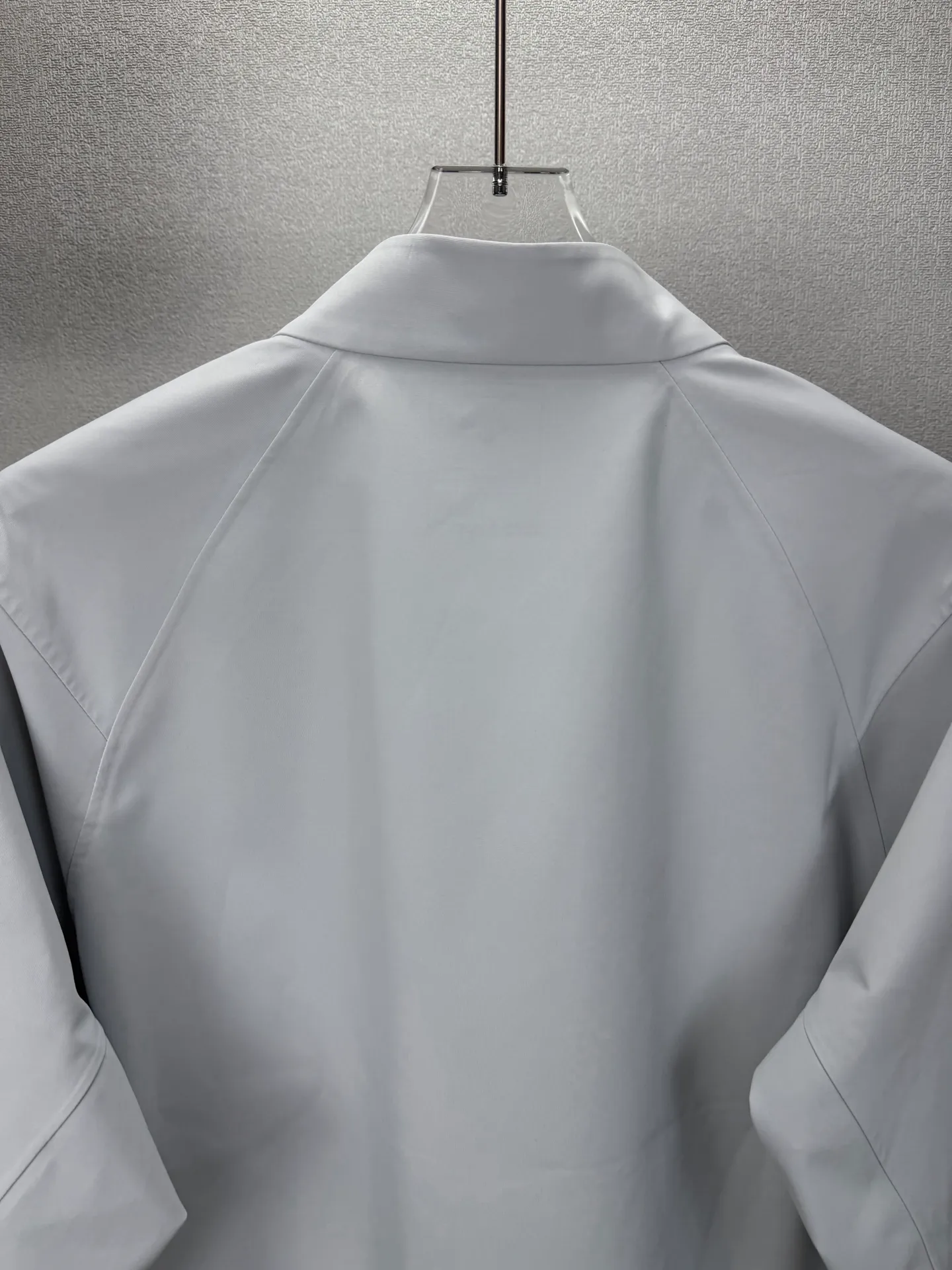 Descente 2026 New Arrival Classic Couple's Waterproof Stand Collar Zipper Jacket with Printed Logo High Version High Version The fabric is made of polyester fiber composite waterproof fabric Internet celebrity Same Style High Version High Quality😘😘 The fabric is waterproof, Wear-Resistant, light, breathable, waterproof, wind-resistant, very comfortable to the touch, fashionable and individual, super Versatile, a good-looking jacket, very suitable for both men and women, a must-have for everyone Packaging Hang tag collar label washed wheat complete 👍 Color: Black, Light Gray Size: M-4XL