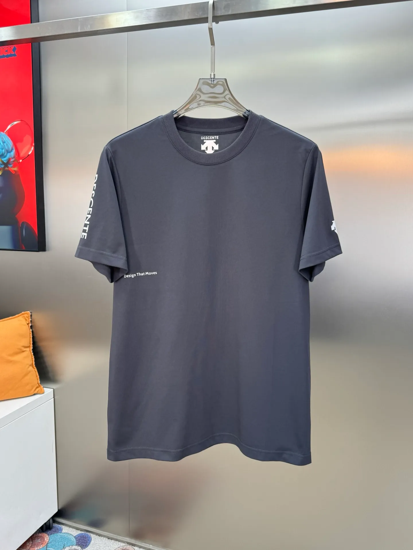 165 ⚜️ DESCENTE Desante ice cotton T-shirt - a high-end summer sports and leisure item❤️ It is made of Descente's exclusive ice cotton fabric, which has a cool feeling on contact. It instantly cools down the upper body, saying goodbye to the hot and sticky summer. It also has excellent moisture wicking and quick-drying properties. It can quickly stay dry after exercise, and the body always feels fresh. The fabric combines the skin-friendly texture of cotton with the strength of functional fibers. It is not prone to deformation or pilling after long-term wear, and is both comfortable and durable. Micro-slim tailoring: It fits the body shape but is not tight. It optimizes the ratio of shoulder line and waist line to create a neat and slimming effect. It can be easily controlled for sports, commuting and daily wear. The DESCENTE letters are printed vertically on one side of the sleeve, and the brand arrow logo is embellished on the cuff on the other side. The brand slogan Design That Moves is printed on the chest, and the details strengthen the brand recognition. The printing process is strong and washable, not easy to peel off and crack, taking into account both beauty and practicality. It is low-key and reveals the high-end texture of a sports brand. Six-color full series: white/Light Green/Khaki/burgundy/Dark Gray/black, covering basic Versatile and personalized styles. It is refreshing when worn alone or stylish when layered, and can easily adapt to different matching needs. Sizes: M-3XL fit version ❗️ (4XL.5XL can be customized) 175/145 pounds recommended XL