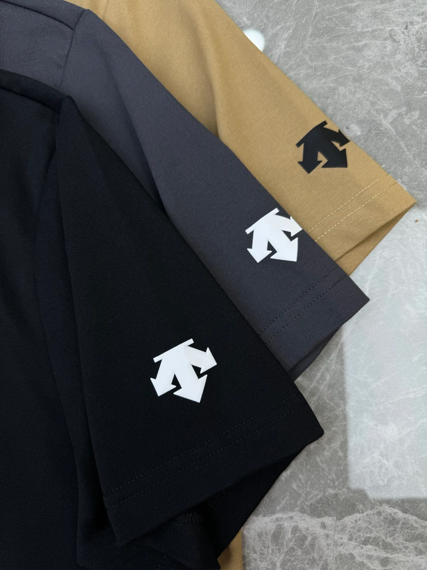 165 ⚜️ DESCENTE Desante ice cotton T-shirt - a high-end summer sports and leisure item❤️ It is made of Descente's exclusive ice cotton fabric, which has a cool feeling on contact. It instantly cools down the upper body, saying goodbye to the hot and sticky summer. It also has excellent moisture wicking and quick-drying properties. It can quickly stay dry after exercise, and the body always feels fresh. The fabric combines the skin-friendly texture of cotton with the strength of functional fibers. It is not prone to deformation or pilling after long-term wear, and is both comfortable and durable. Micro-slim tailoring: It fits the body shape but is not tight. It optimizes the ratio of shoulder line and waist line to create a neat and slimming effect. It can be easily controlled for sports, commuting and daily wear. The DESCENTE letters are printed vertically on one side of the sleeve, and the brand arrow logo is embellished on the cuff on the other side. The brand slogan Design That Moves is printed on the chest, and the details strengthen the brand recognition. The printing process is strong and washable, not easy to peel off and crack, taking into account both beauty and practicality. It is low-key and reveals the high-end texture of a sports brand. Six-color full series: white/Light Green/Khaki/burgundy/Dark Gray/black, covering basic Versatile and personalized styles. It is refreshing when worn alone or stylish when layered, and can easily adapt to different matching needs. Sizes: M-3XL fit version ❗️ (4XL.5XL can be customized) 175/145 pounds recommended XL