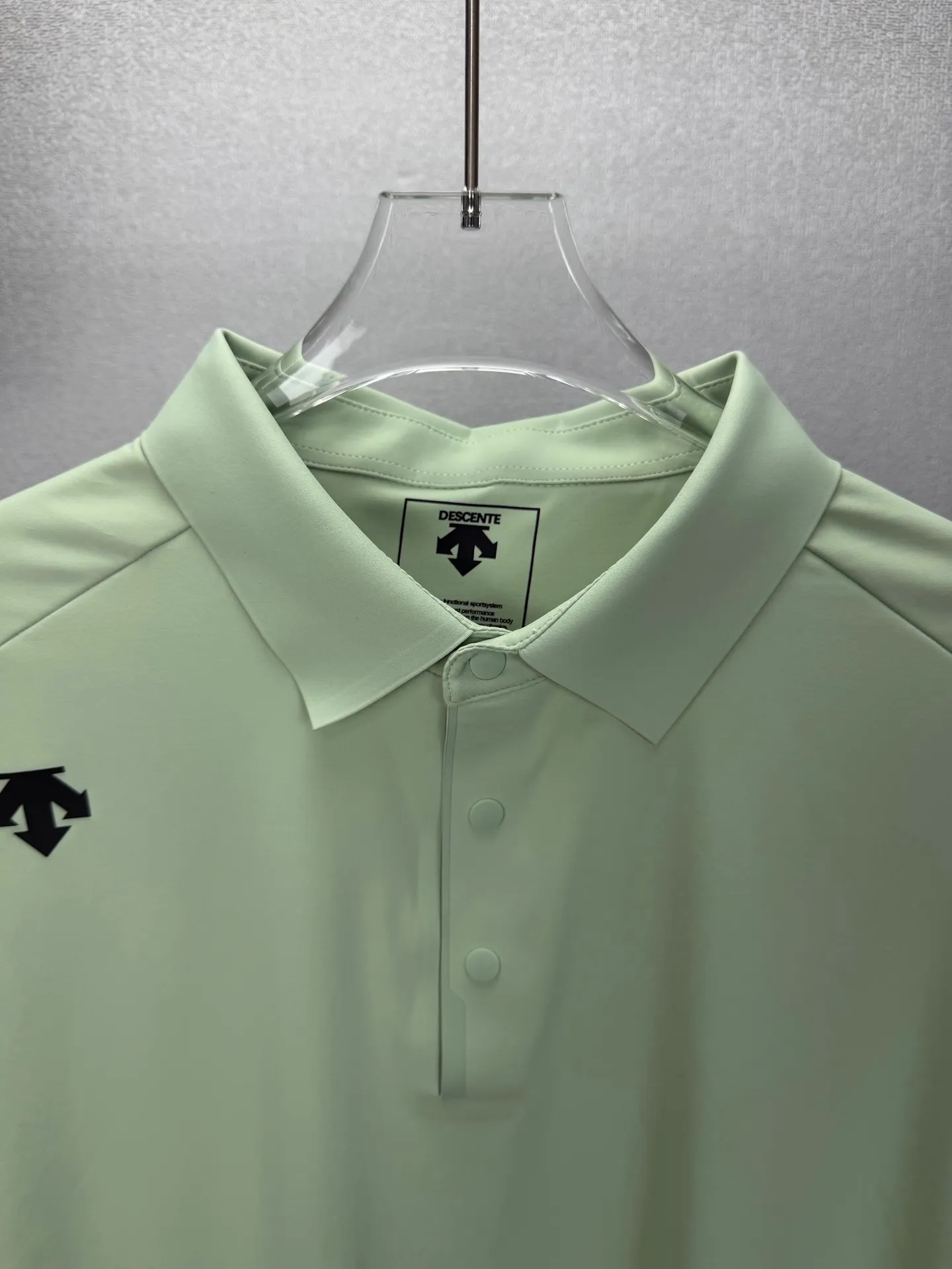 Descente 2026 New Arrival Classic Badge Logo Couple Style Lapel Long Sleeve Quick-drying Clothing High Version High Version Original Fabric Digital Direct Inkjet Printing Technology Internet Celebrity Same Style High Version High Quality😘😘 The fabric is made of technological quick-drying material, super comfortable to the touch, fashionable and individual. Super Versatile, a good-looking quick-drying shirt, very suitable for both men and women. A must-have for everyone. Packaging, tag, collar label, washed wheat, complete👍 Color: Light Green Size: M-4XL