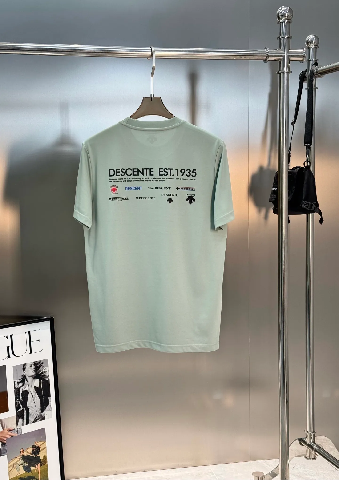 170 ⚜️DESCENT* Desante 90th anniversary commemorative T-shirt. Solid color recommended! Classic logo on the shoulder. Customized original silicone three-dimensional design. Simple and advanced. The brand graphic on the back is very basic with letters. The fabric texture is excellent, comfortable and breathable. It is unforgettable! Customized high-quality g ice cotton fabric. Comfortable and soft. Cool and drapey! Color: Black.White.Green.Khaki.Sizes: M-3XL fit! (S and 4XL.5XL can be customized) 175/140 catties recommended L