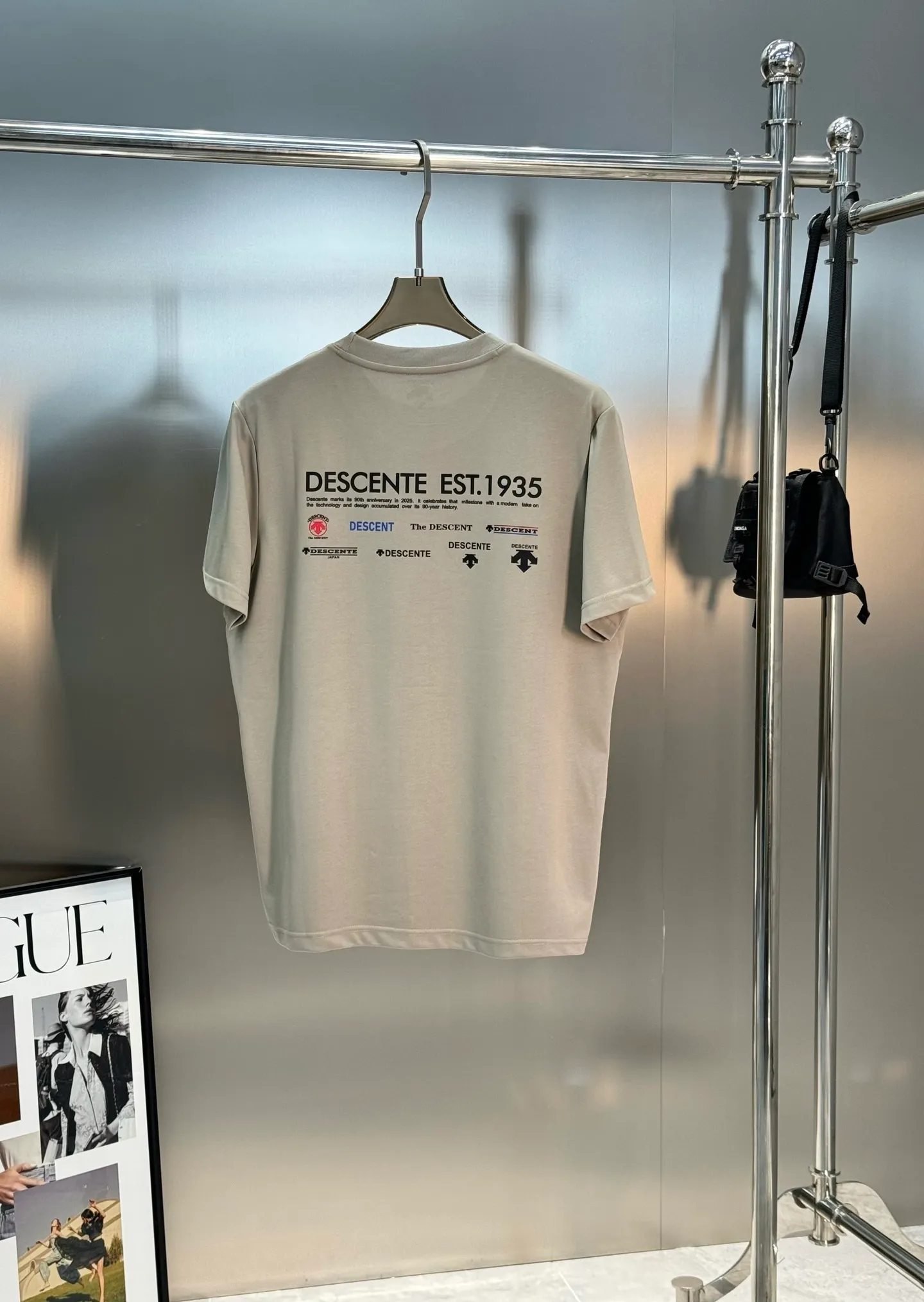 170 ⚜️DESCENT* Desante 90th anniversary commemorative T-shirt. Solid color recommended! Classic logo on the shoulder. Customized original silicone three-dimensional design. Simple and advanced. The brand graphic on the back is very basic with letters. The fabric texture is excellent, comfortable and breathable. It is unforgettable! Customized high-quality g ice cotton fabric. Comfortable and soft. Cool and drapey! Color: Black.White.Green.Khaki.Sizes: M-3XL fit! (S and 4XL.5XL can be customized) 175/140 catties recommended L