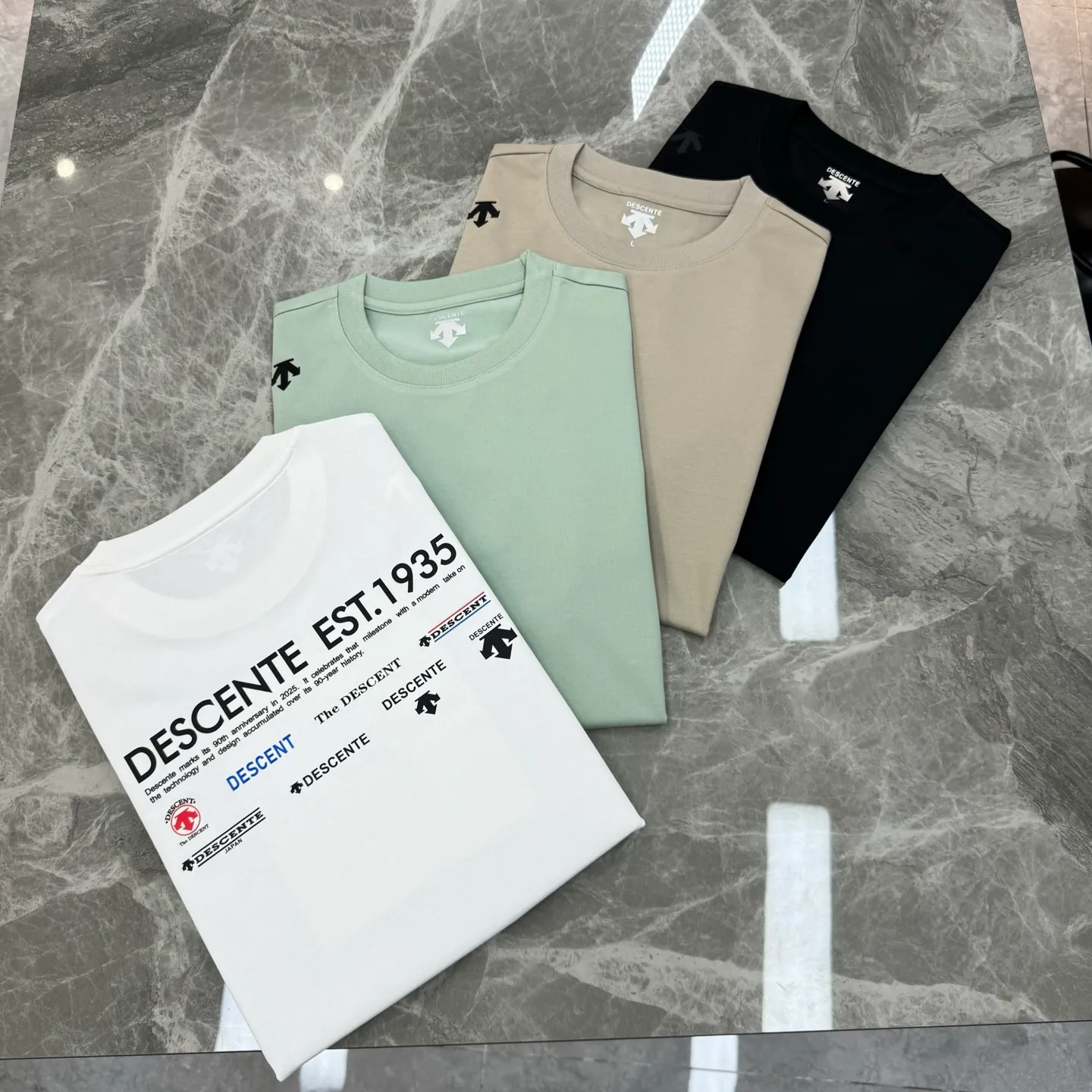 170 ⚜️DESCENT* Desante 90th anniversary commemorative T-shirt. Solid color recommended! Classic logo on the shoulder. Customized original silicone three-dimensional design. Simple and advanced. The brand graphic on the back is very basic with letters. The fabric texture is excellent, comfortable and breathable. It is unforgettable! Customized high-quality g ice cotton fabric. Comfortable and soft. Cool and drapey! Color: Black.White.Green.Khaki.Sizes: M-3XL fit! (S and 4XL.5XL can be customized) 175/140 catties recommended L