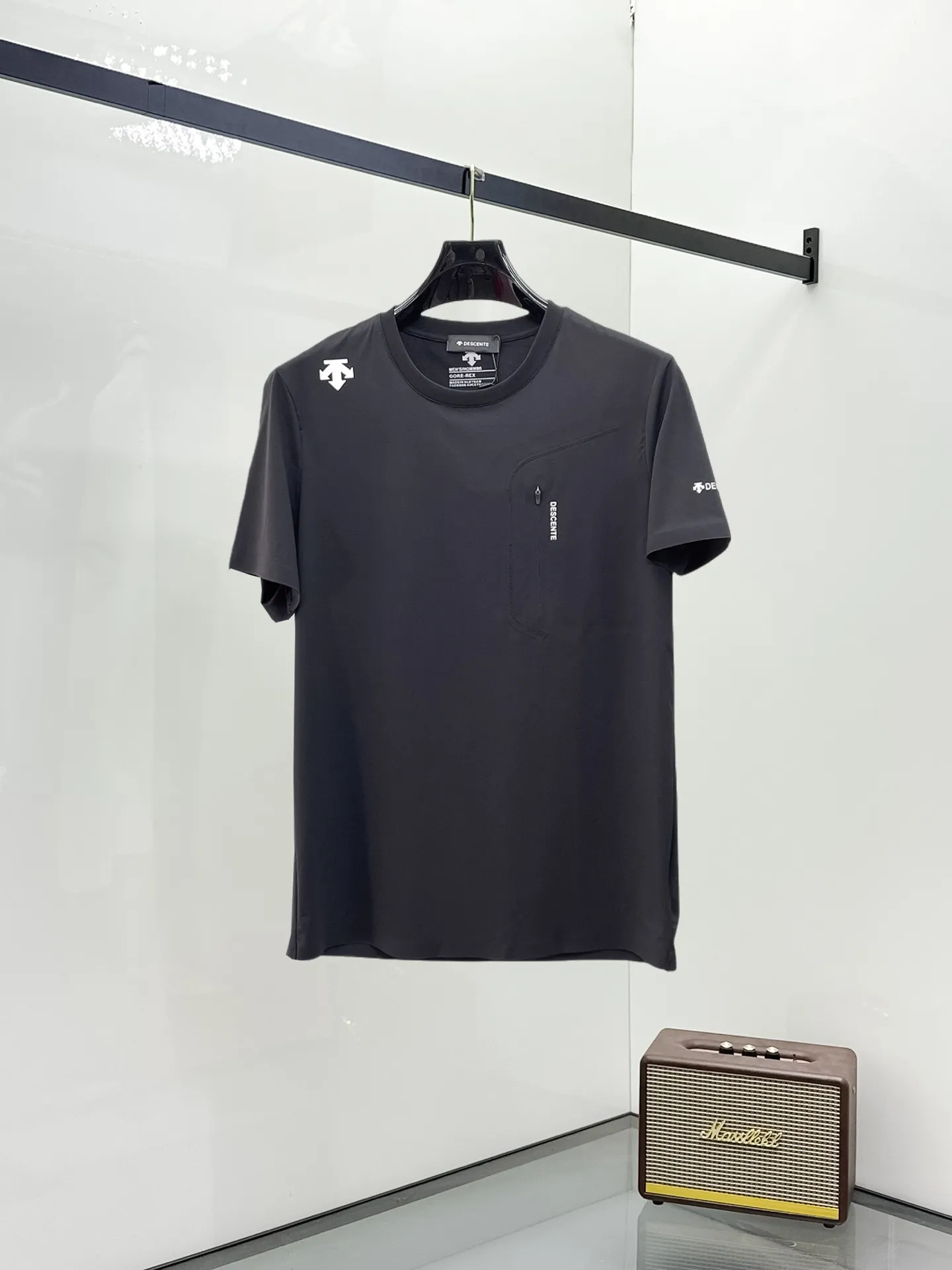 Descente's top products 🐮2026 Spring and Summer New Arrival first counter, the latest New Arrival short-sleeved round neck T-shirt Premium customized design, avant-garde and fashionable! Brand logo heavy craftsmanship design Premium customized quick-drying fabric. Soft to the touch. Comfortable to wear. Counter-level exquisite stitching. Fine workmanship. The upper body effect is incomparably handsome! A must-have item for a stylish man! Sizes:M-XXXL
