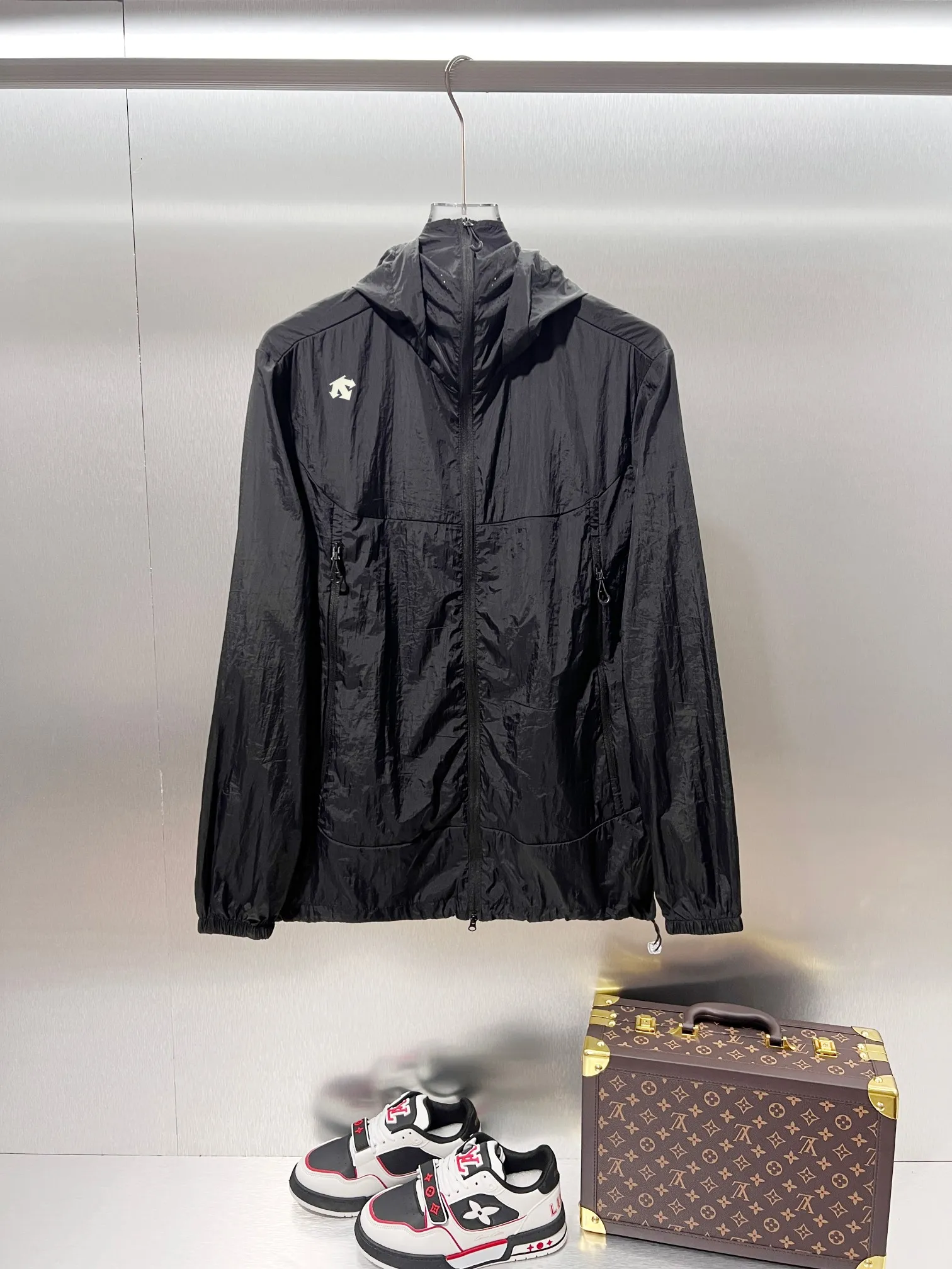 DESCENTE*Desante Classic Logo exquisite thick plate glue printing Original yarn technology blocks UV %98 hooded windbreaker sun protection jacket ✅Boutique top quality craftsmanship‼ Complete three standards ●Material 100% cotton ●Ultra-thin raw yarn ●Printing process ●Normal version ●Size: XL XXL XXXL 4XL