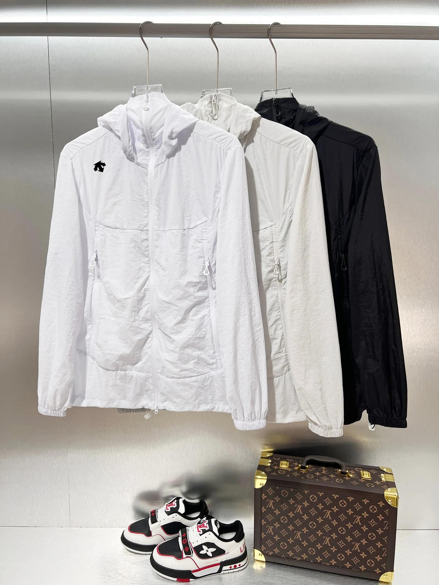 DESCENTE*Desante Classic Logo exquisite thick plate glue printing Original yarn technology blocks UV %98 hooded windbreaker sun protection jacket ✅Boutique top quality craftsmanship‼ Complete three standards ●Material 100% cotton ●Ultra-thin raw yarn ●Printing process ●Normal version ●Size: XL XXL XXXL 4XL