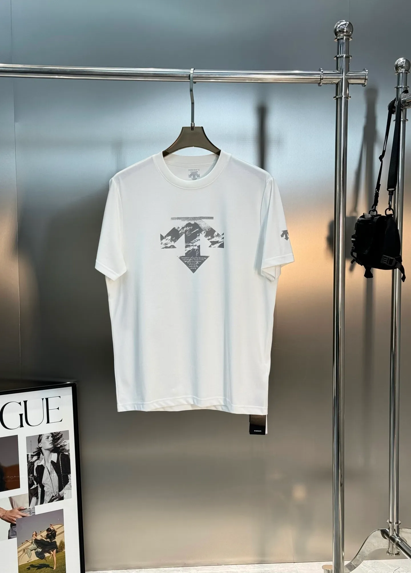 170 ⚜️DESCENT*Desante’s new T-shirt. Solid color recommended! Classic letter logo on the chest. Customized original silicone three-dimensional design on the cuffs. Simple and high-end. The fabric texture is extremely comfortable and breathable. It is unforgettable! Customized high-quality g ice cotton fabric. Comfortable and soft. Cool and drapey! Color: Black.White.Anchor red.Sizes: M-3XL fit version❗️(S and 4XL.5XL can be customized) 175/140 catties recommended L
