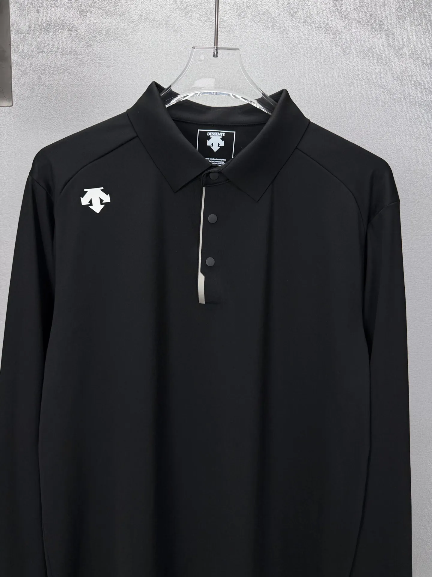 Descente 2026 New Arrival Classic Badge Logo Couple Style Lapel Long Sleeve Quick-drying Clothing High Version High Version Original Fabric Digital Direct Inkjet Printing Technology Internet Celebrity Same Style High Version High Quality😘😘 The fabric is made of technological quick-drying material, super comfortable to the touch, fashionable and individual. Super Versatile, a good-looking quick-drying shirt, very suitable for both men and women. A must-have for everyone. Packaging, tag, collar label, washed wheat, complete👍 Color: Black Size: M-4XL