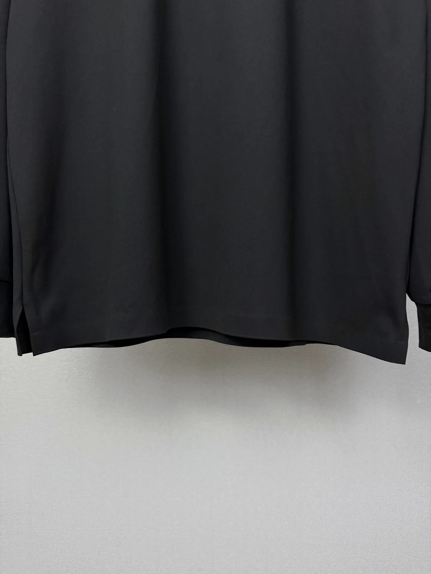 Descente 2026 New Arrival Classic Badge Logo Couple Style Lapel Long Sleeve Quick-drying Clothing High Version High Version Original Fabric Digital Direct Inkjet Printing Technology Internet Celebrity Same Style High Version High Quality😘😘 The fabric is made of technological quick-drying material, super comfortable to the touch, fashionable and individual. Super Versatile, a good-looking quick-drying shirt, very suitable for both men and women. A must-have for everyone. Packaging, tag, collar label, washed wheat, complete👍 Color: Black Size: M-4XL